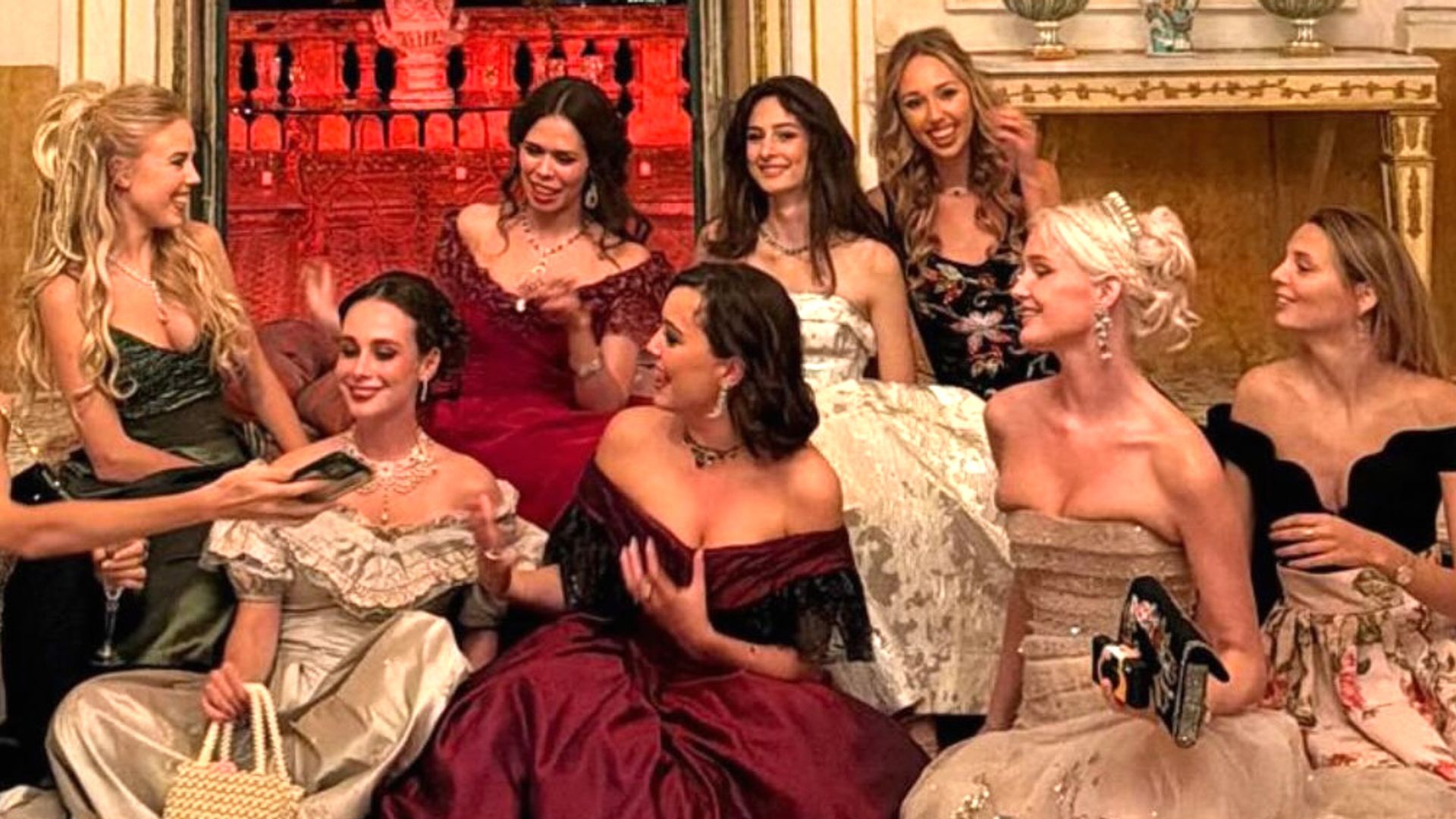 Fiesta aristocrática de época con las hermanas Borbón-Dos Sicilias