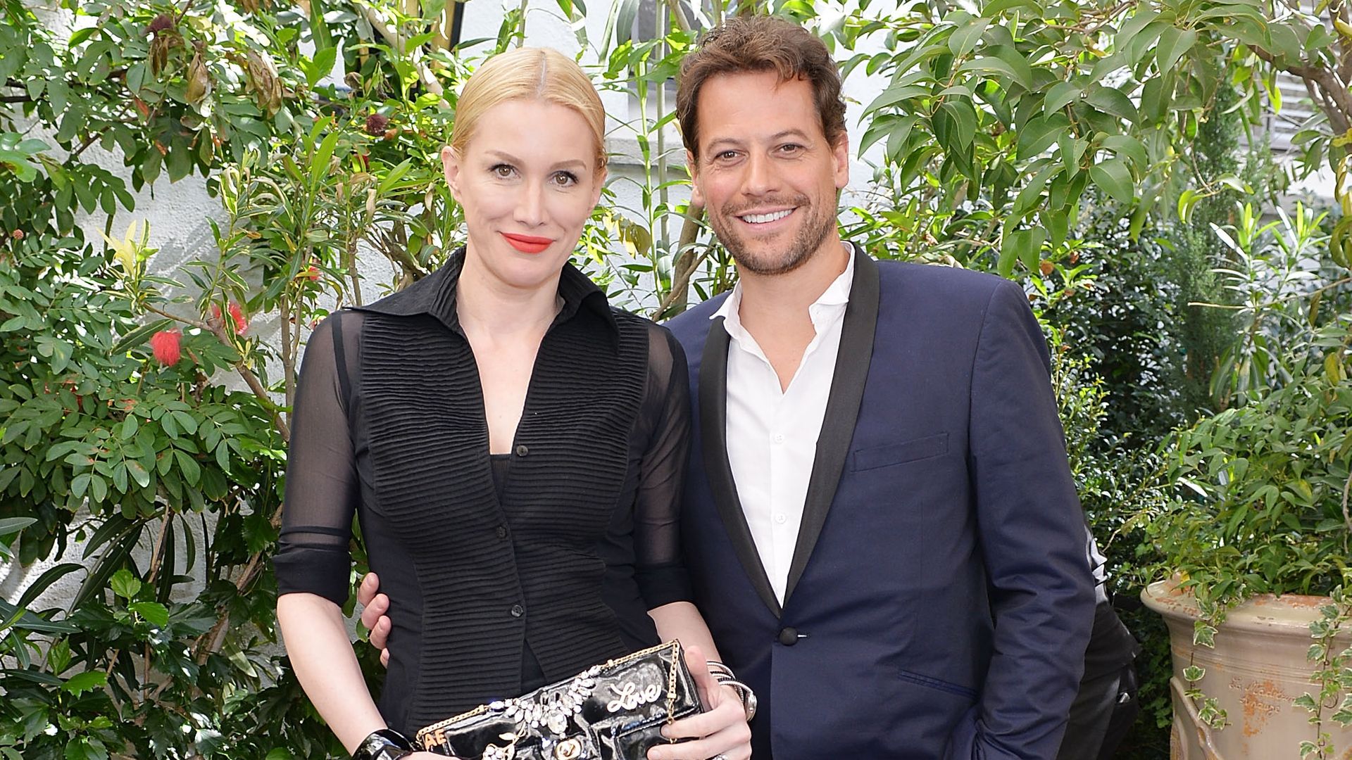 Giro en el divorcio de Ioan Gruffudd: su exmujer sostiene que no puede alimentar a sus hijas por el impago del actor