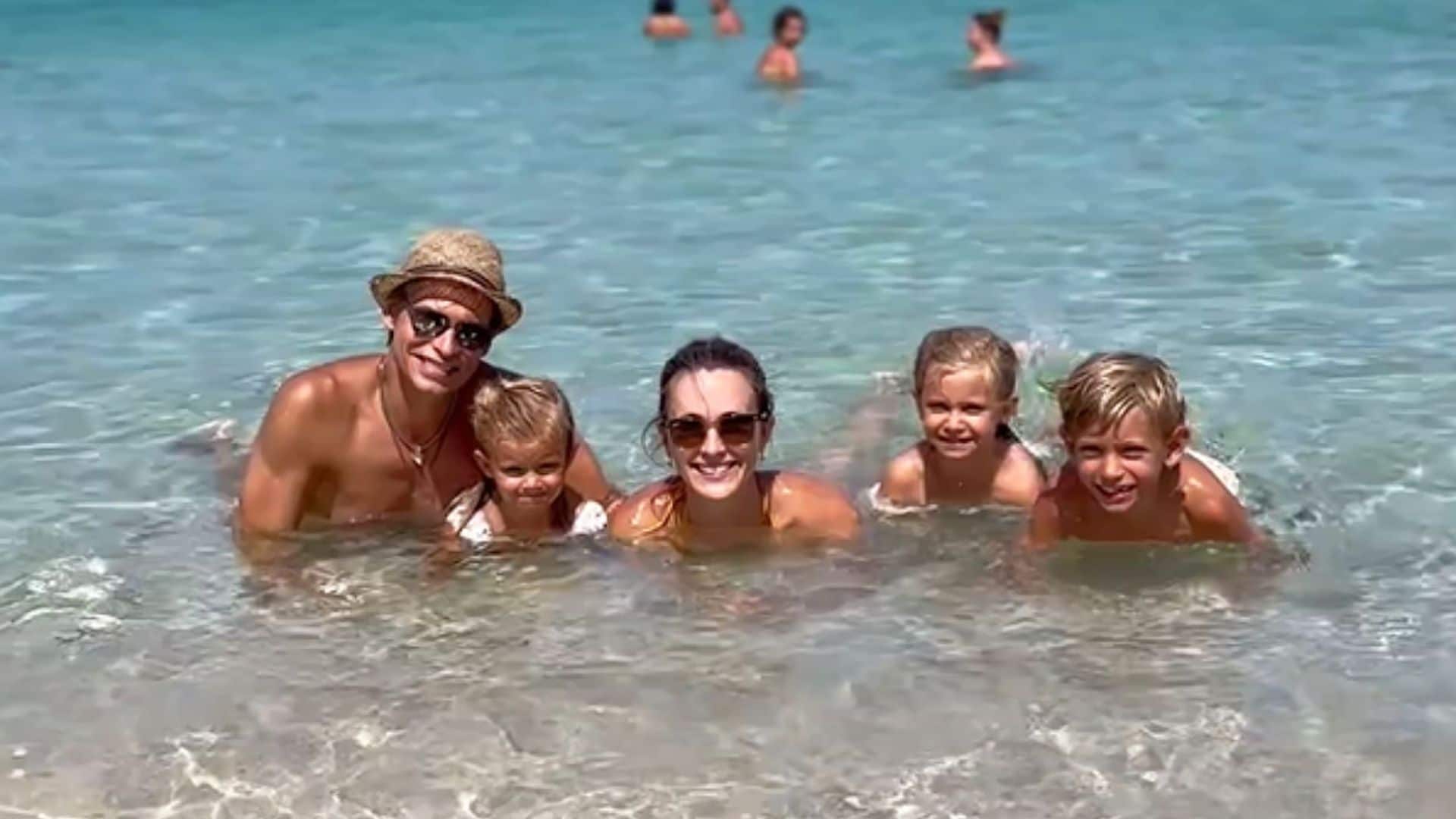 Los divertidos días en familia de Carlos Baute y Astrid Klisans en uno de sus 'lugares favoritos del mundo'
