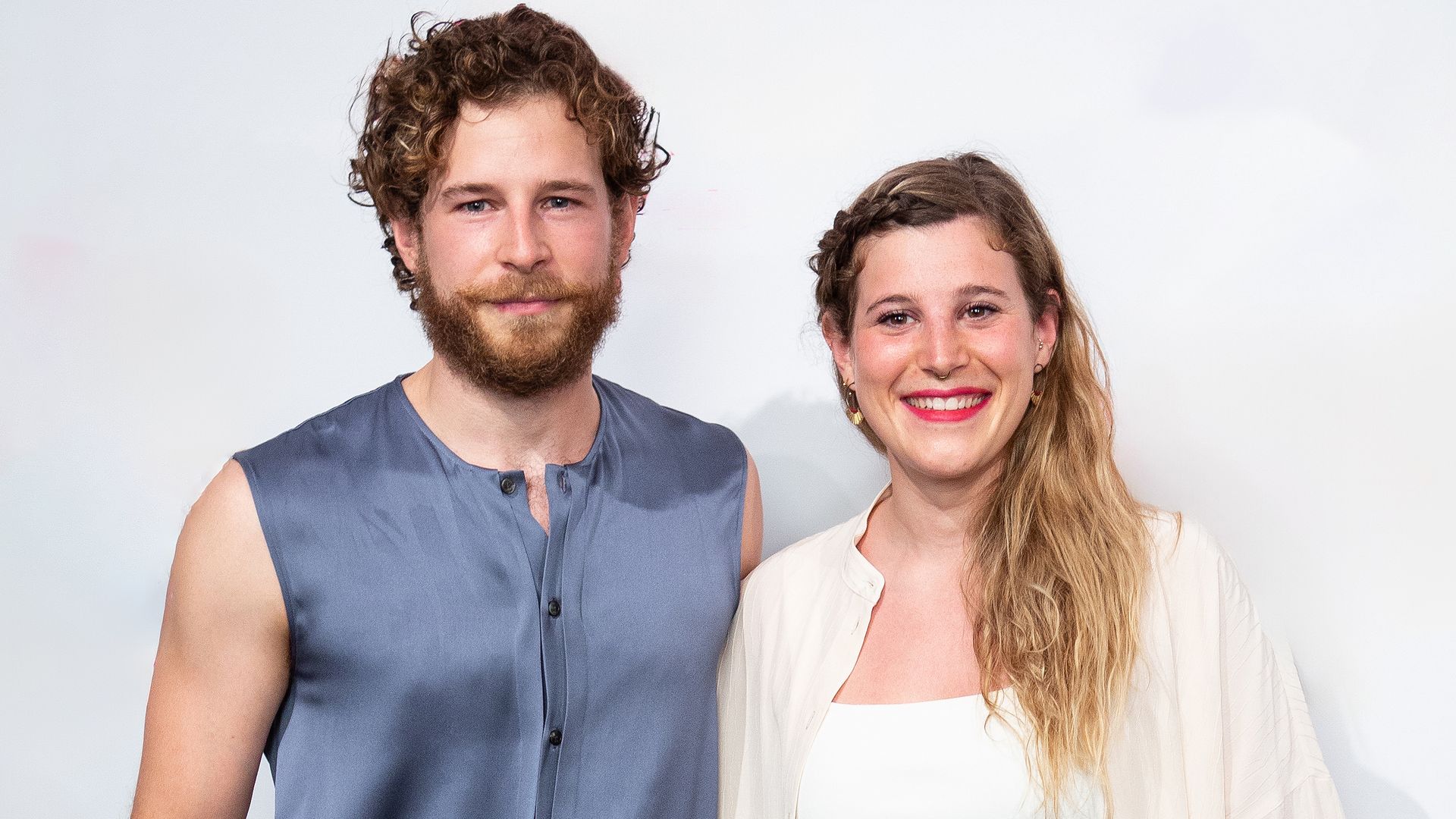 Ángela y Álvaro Cervantes posan juntos en la presentación  de Donde caben dos en Madrid