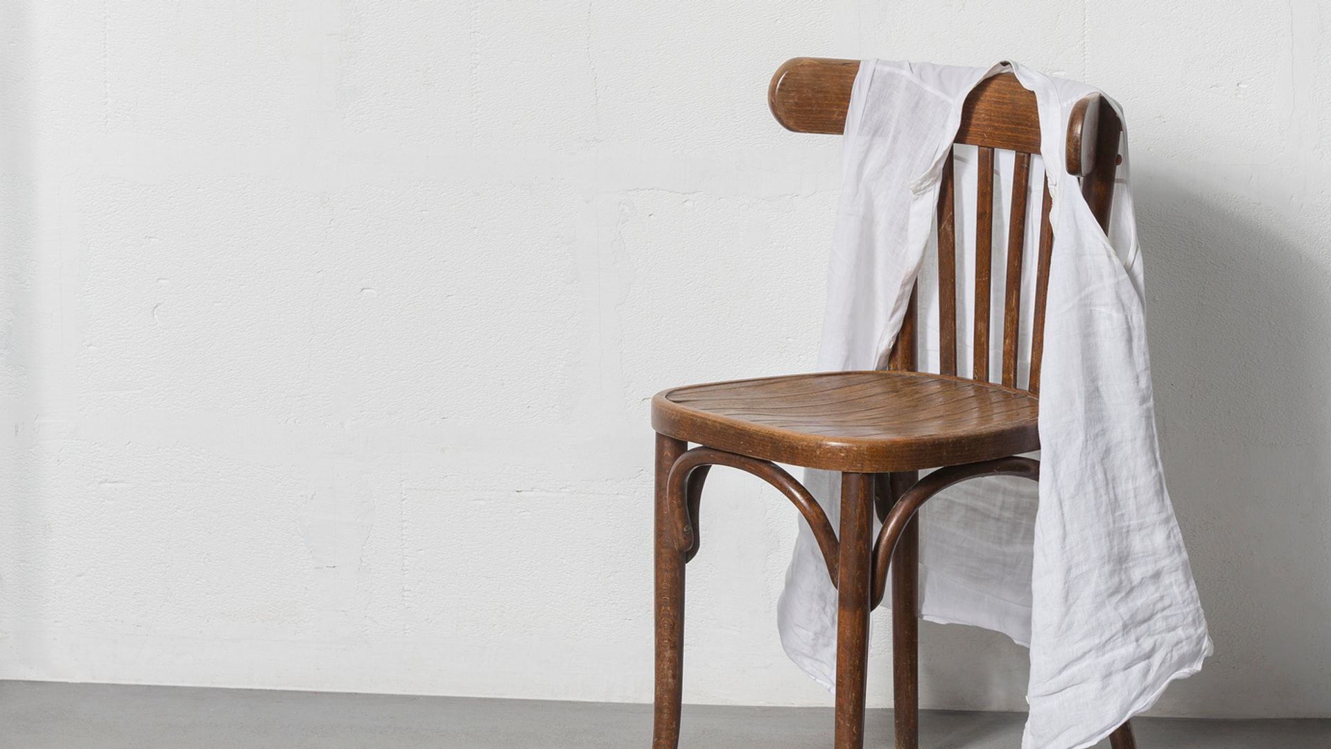 La psicología dice que las personas que dejan la ropa en una silla no son desordenadas, sino que suelen ser más prácticas