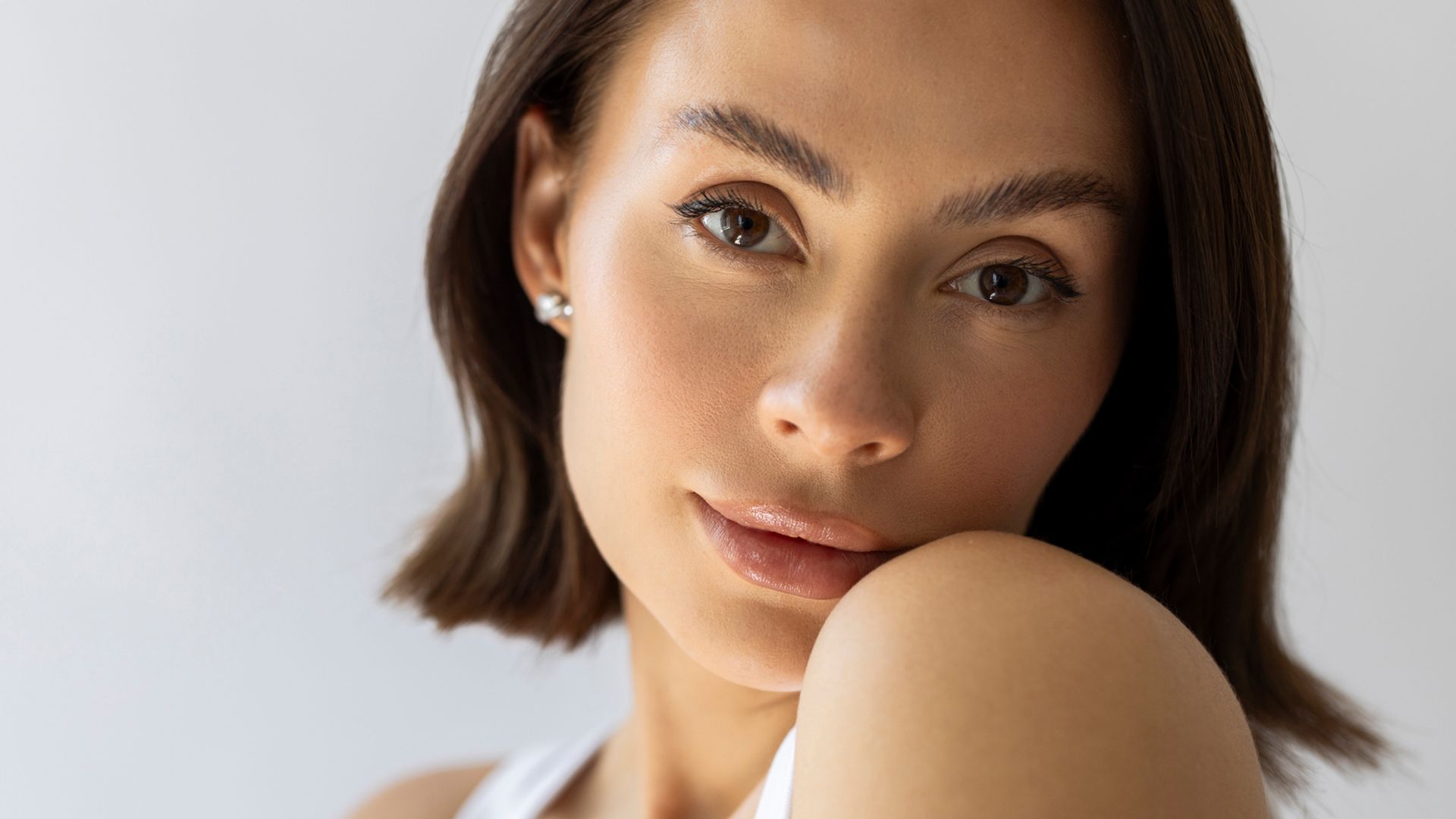 Retrato de mujer joven con pelo corto y cejas peinadas