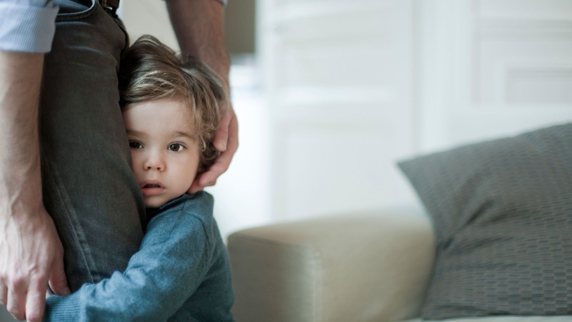 ¿Tu hijo es tímido? Lo qué debes hacer (y lo que no) para ayudarlo