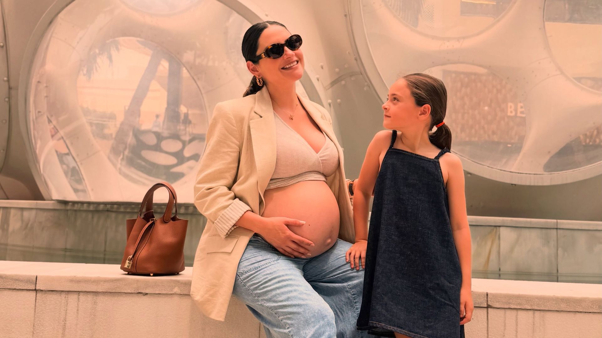 Michelle Galván presume su pancita de embarazo junto a su hija Megan