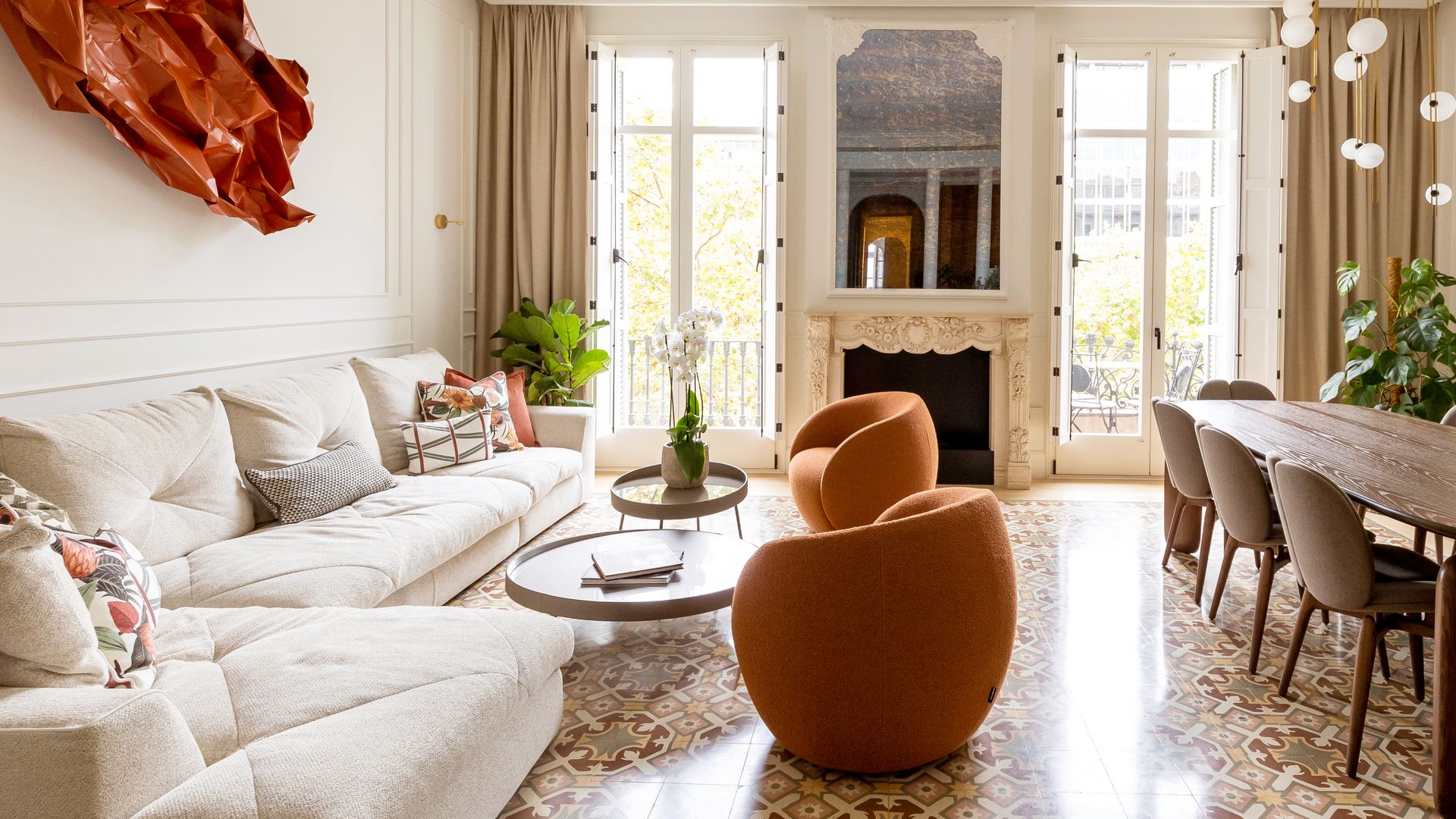 Salones con chimeneas clásicas: su embocadura y diseño recuerdan a las ...