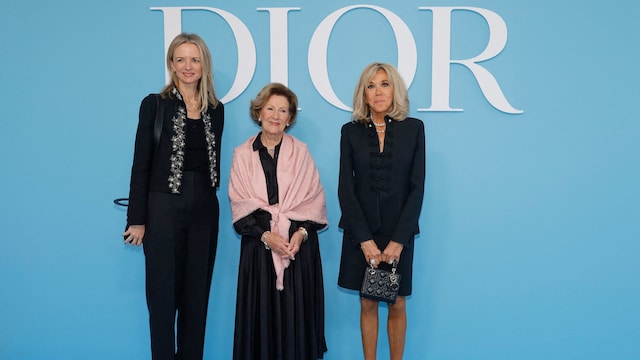 Brigitte Macron y Sonia de Noruega con Delphine Arnault, la CEO de Dior en el desfile de la marca en la París Fashion Week