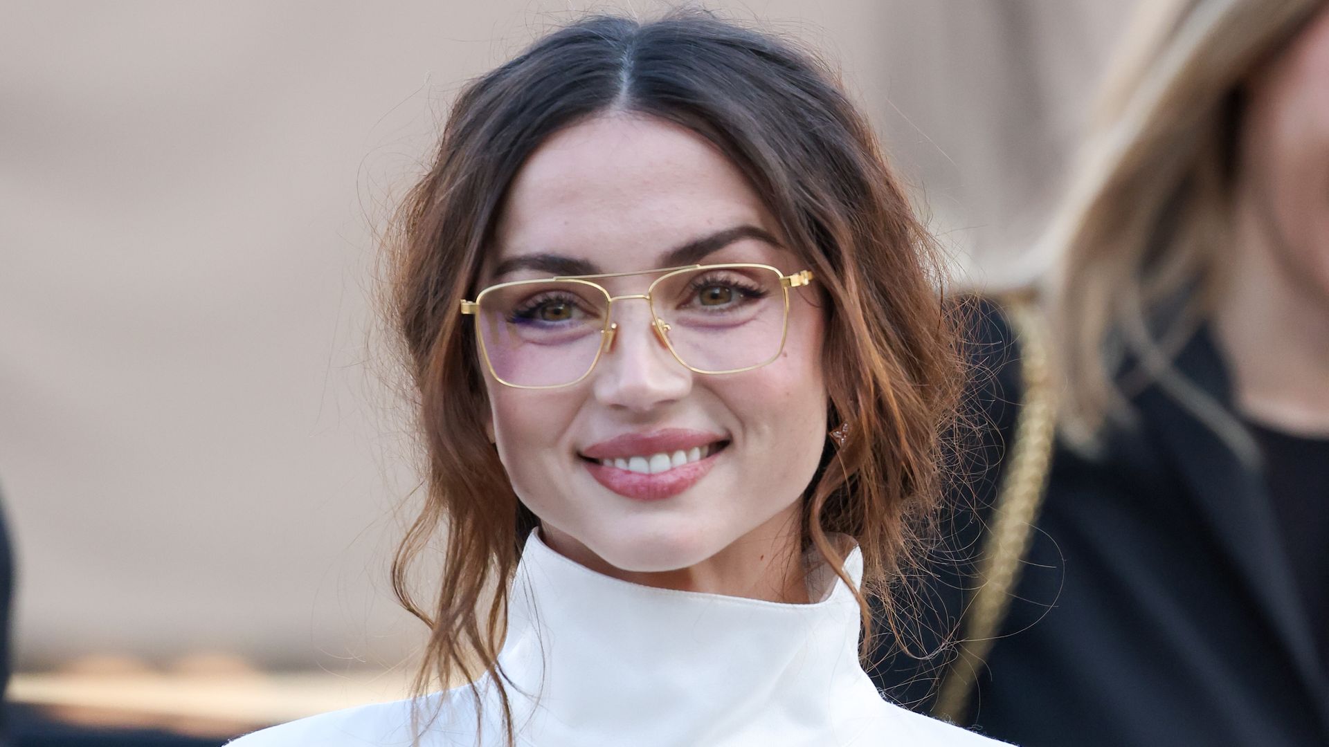 ana de armas en el desfile de louis vuitton