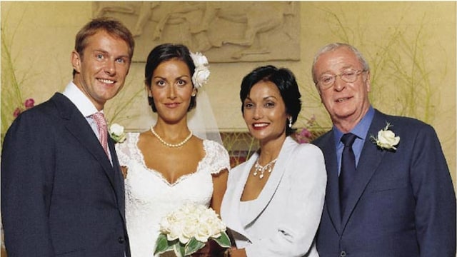 Michael Caine y Shakira, posan junto a Natasha y Tim

