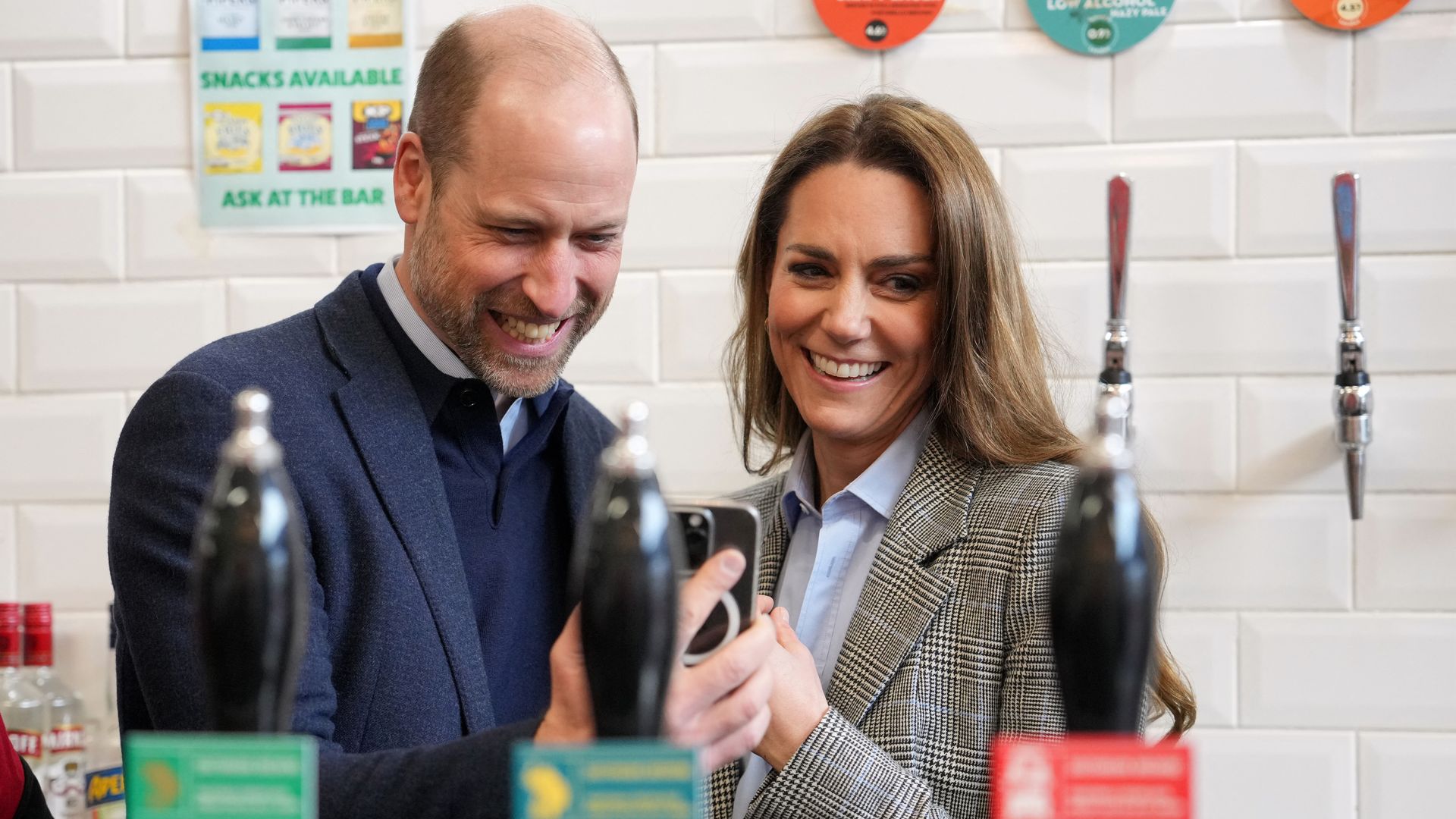 Kate Middleton, tras su look con pamelón, nos conquista con su imagen más desenfadada en un popular mercado de Londres