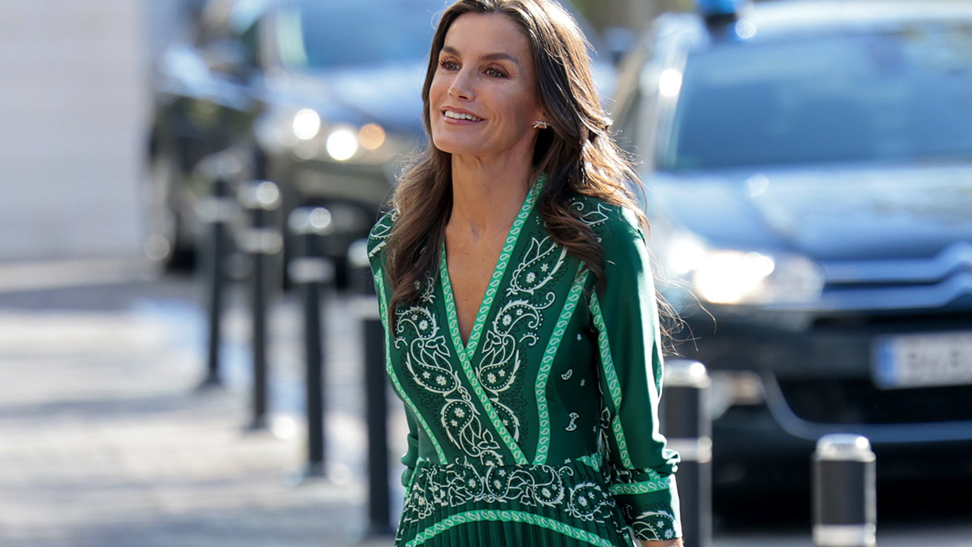 La reina Letizia recupera su look fetiche: el vestido-pañuelo que ha lucido ¡en 8 ocasiones!
