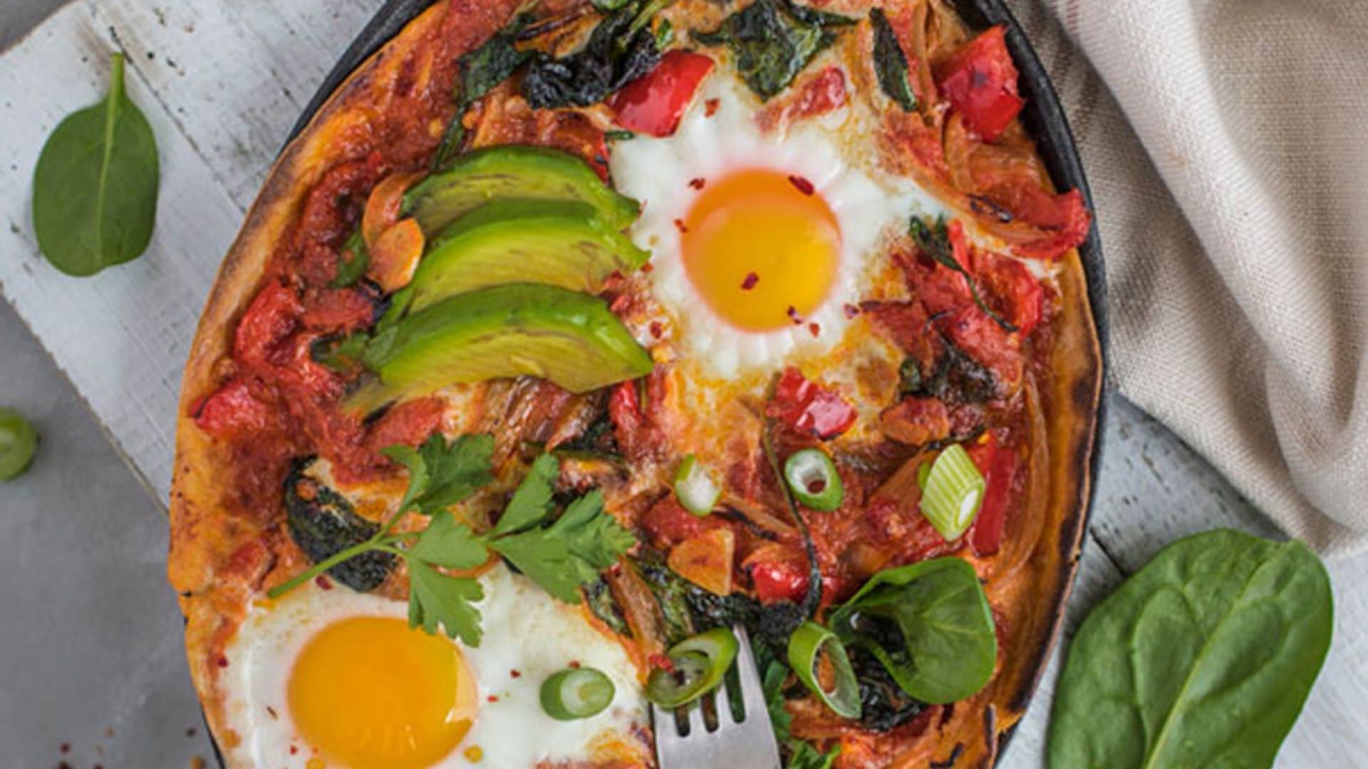 Huevos rancheros con aguacate y espinacas