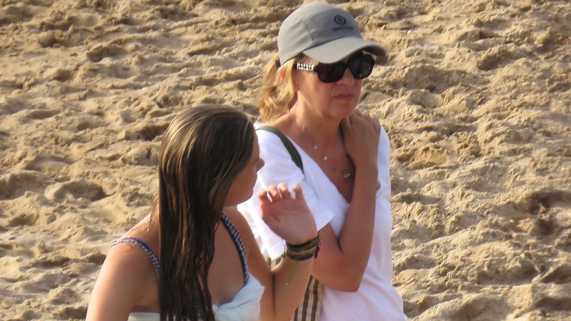 ﻿La infanta Cristina, escapada a Bidart con sus hijos Miguel e Irene junto a la familia Urdangarin, a la espera del divorcio