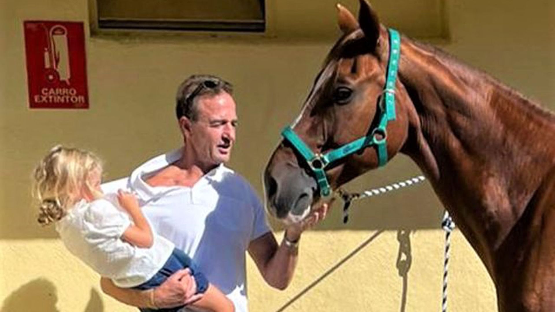 Alessandro Lequio presume de su pequeña amazona Ena... ¡que apunta muy buenas maneras!