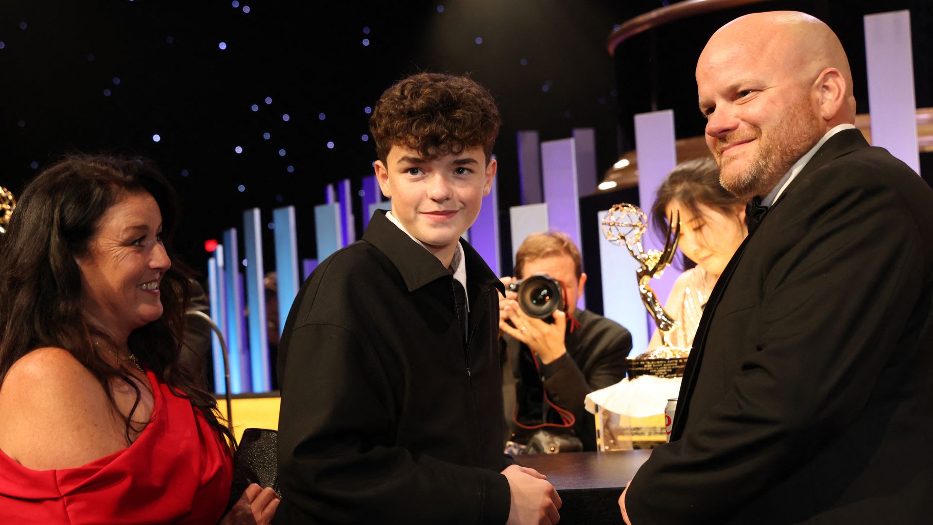 Owen Cooper, de 'Adolescencia', con sus padres en los premios Emmy 2025