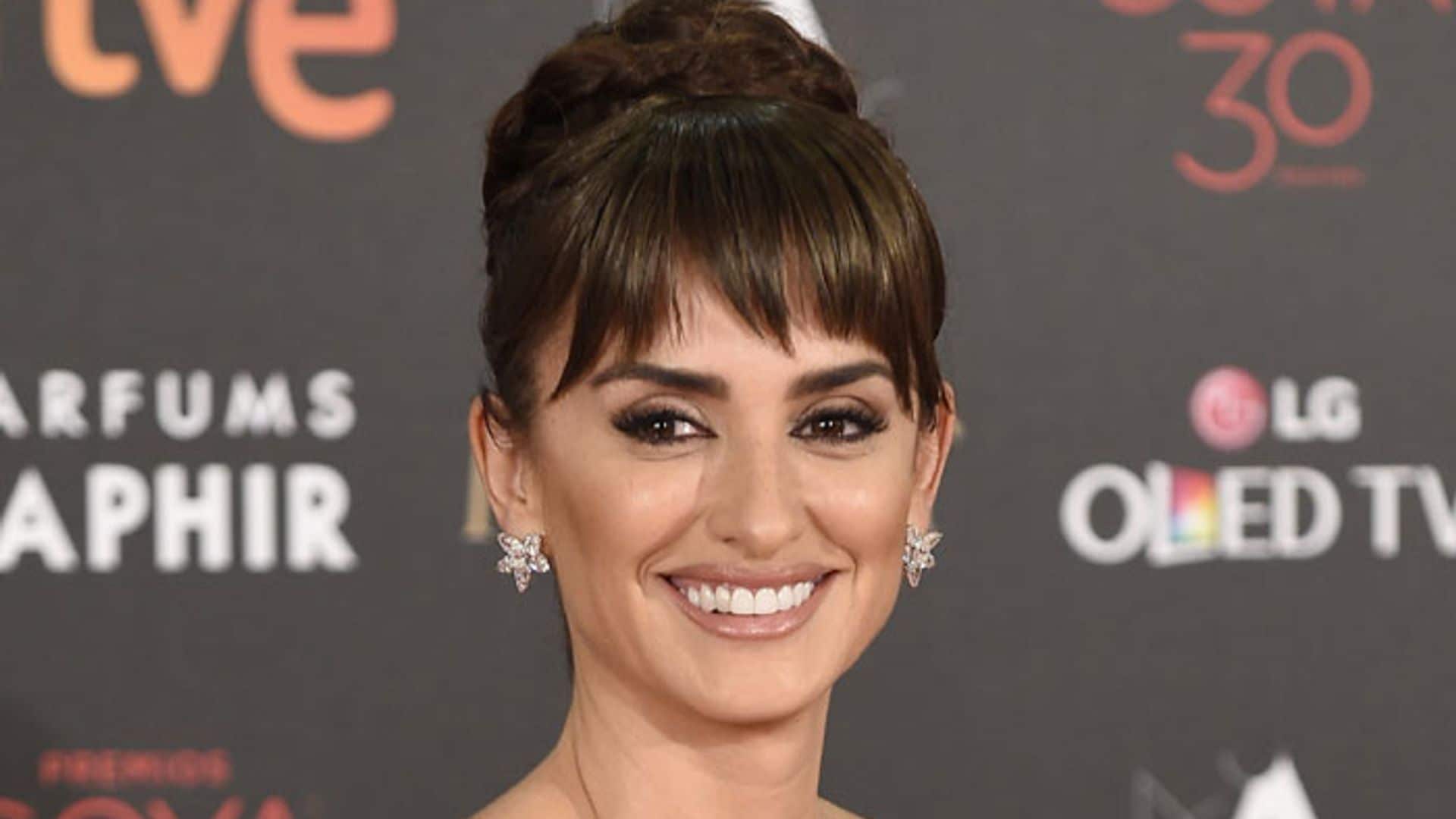 Recogido + flequillo: la apuesta ganadora de Penélope Cruz