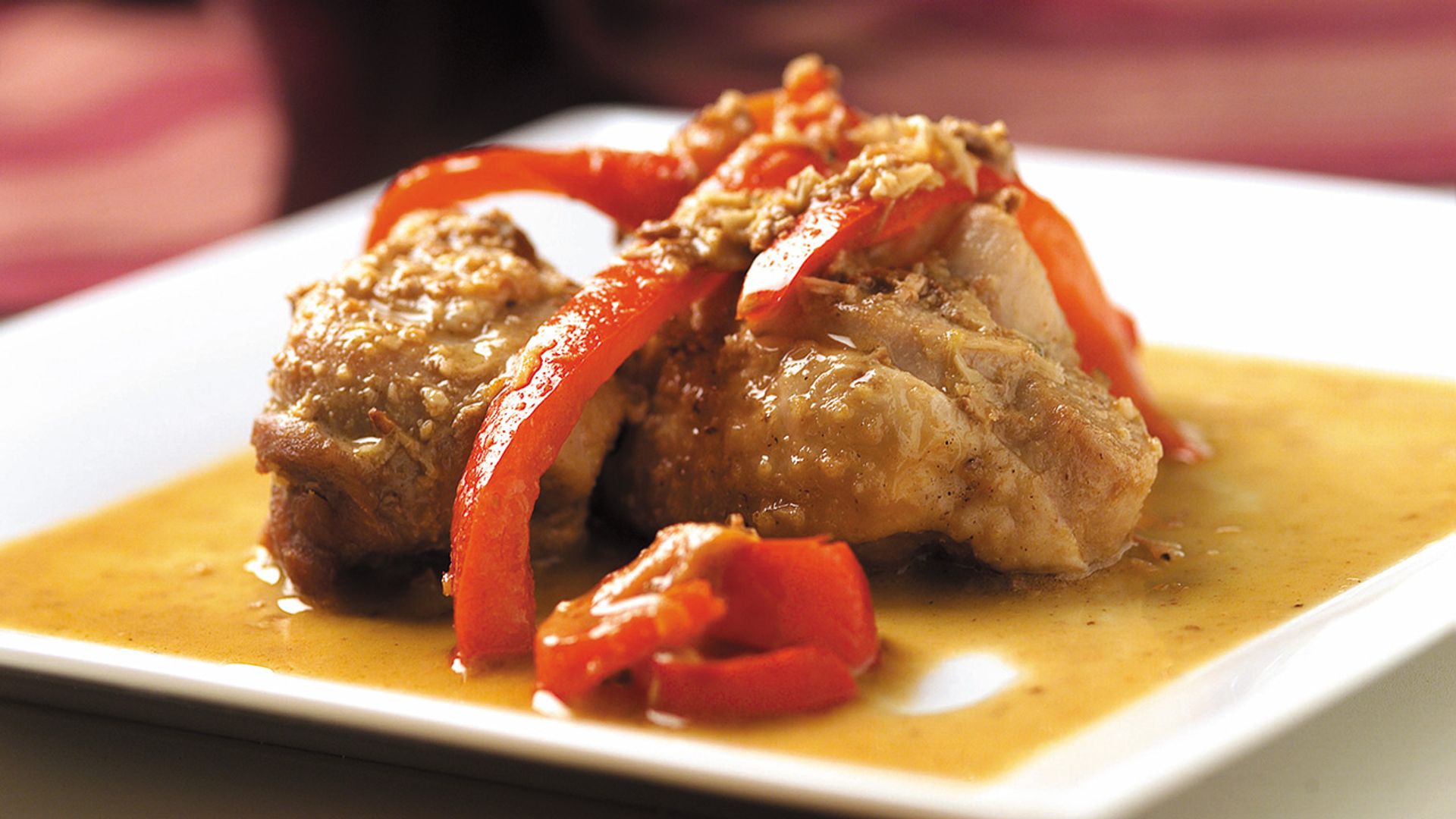 Pollo con almendras y pimientos rojos