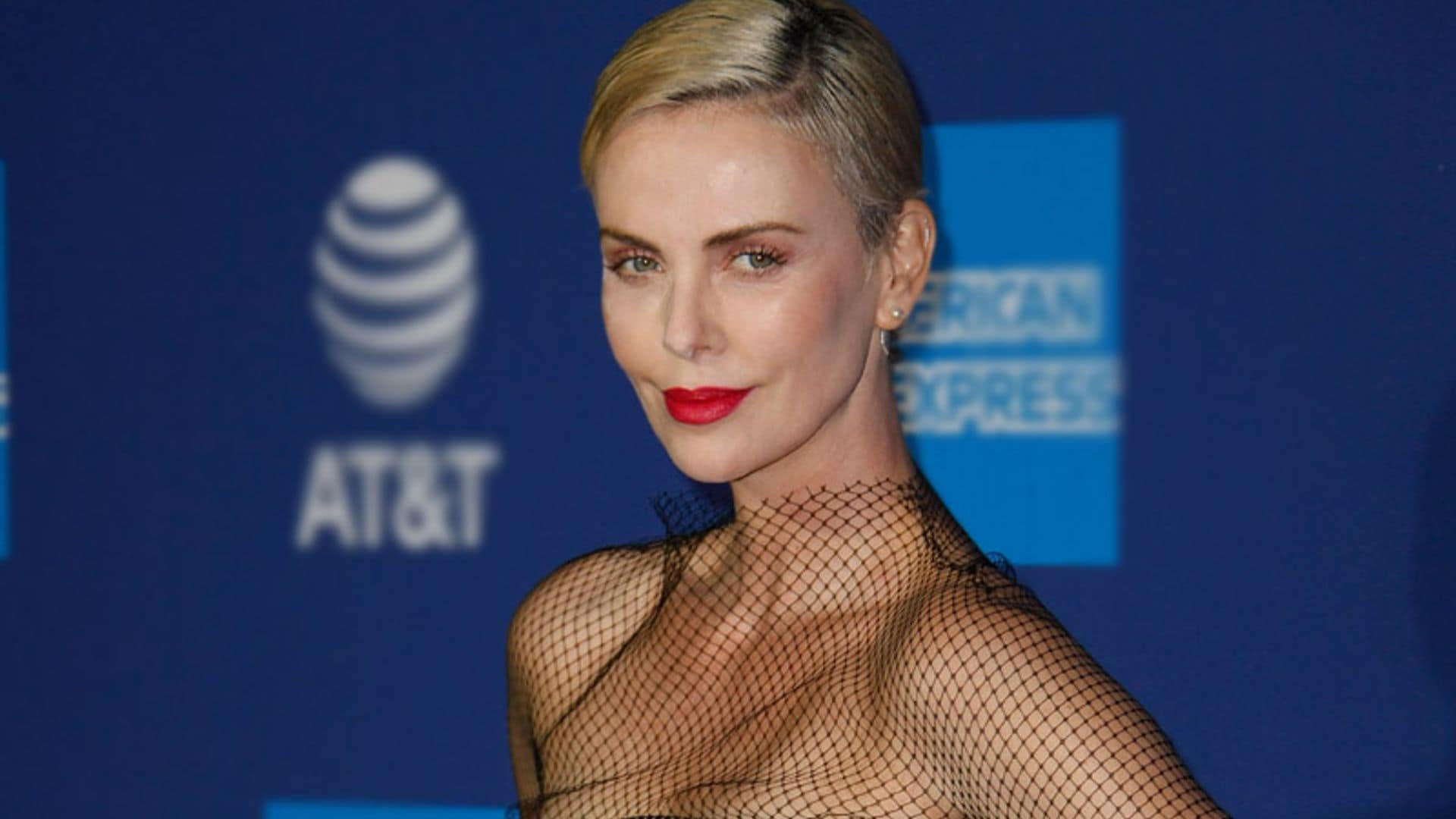 Charlize Theron y el peinado para pelo (muy) corto que solo requiere 5 minutos