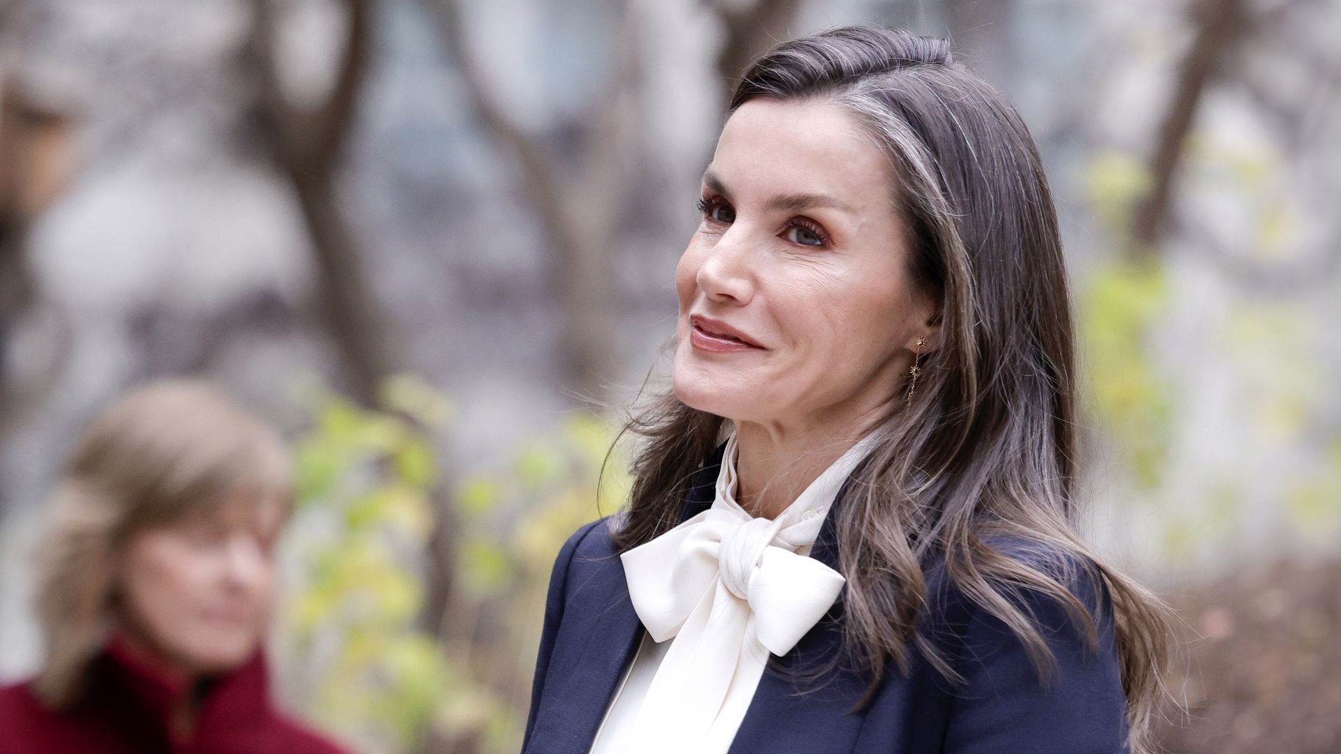 La reina Letizia, en su compromiso con la lana, luce un moderno traje azul sin solapas y una blusa con guiño a Leonor y Lady Di
