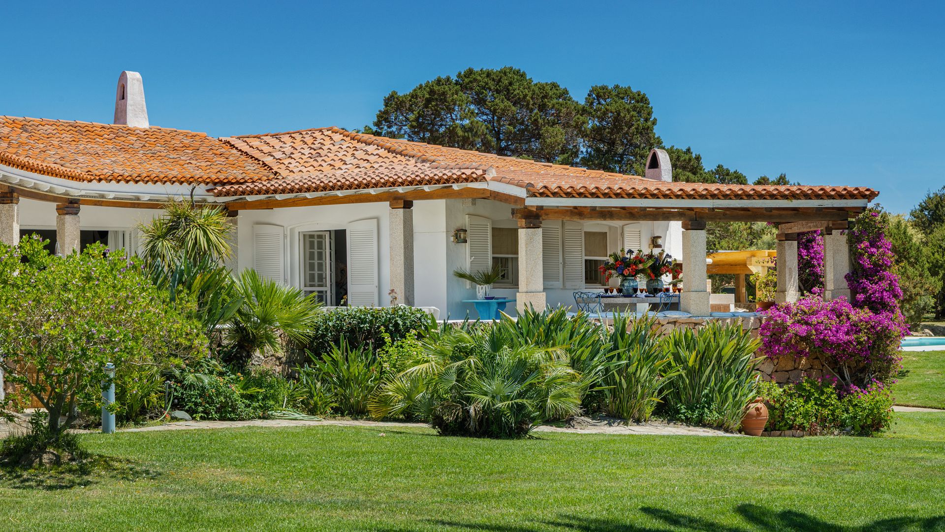 LA EMPRESARIA ELISA GIORDANO NOS DESCUBRE SU VILLA EN CERDEÑA, CON JARDÍN HASTA EL MAR Y PLAYA PRIVADA