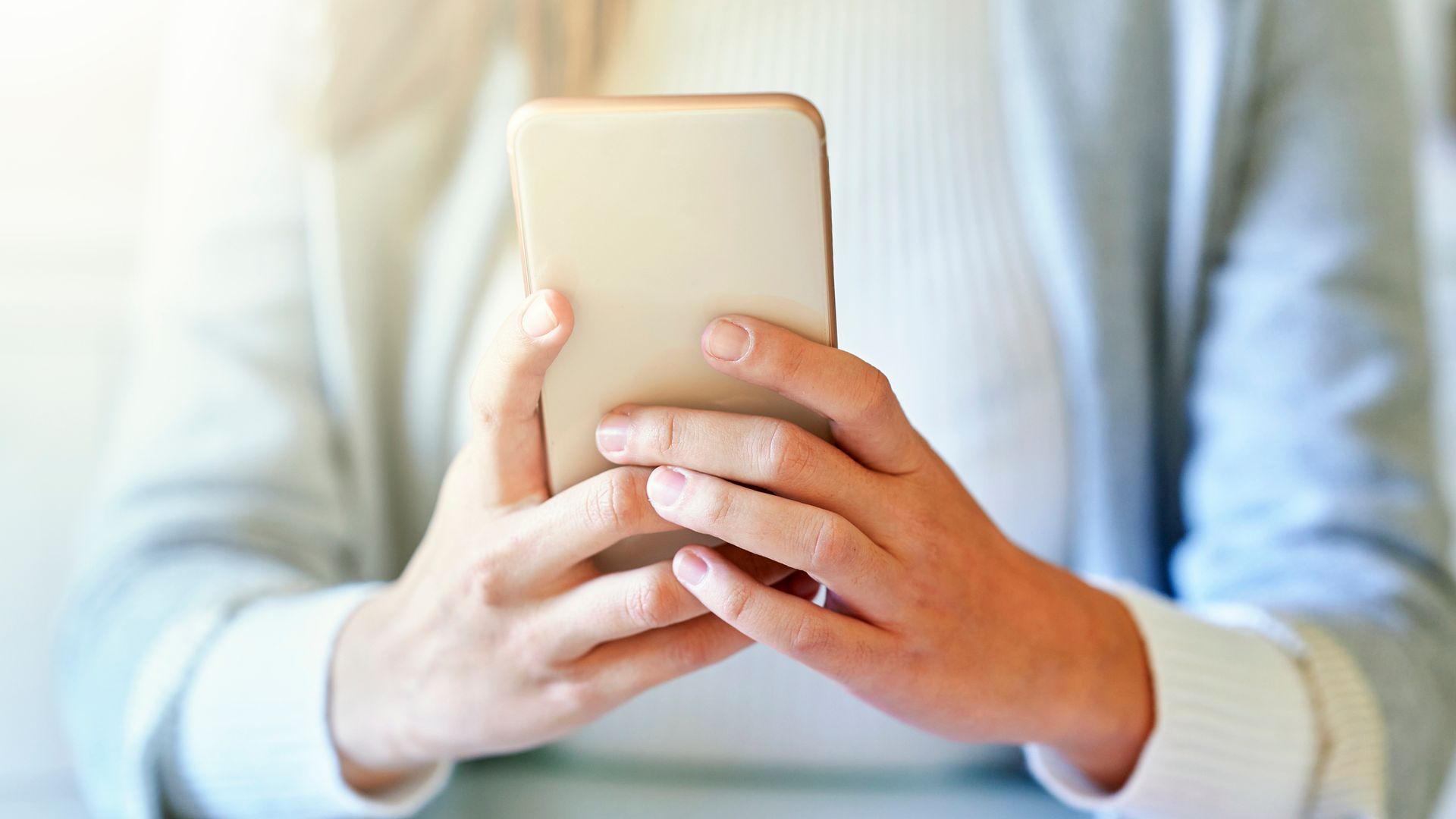 Una chica usando un móvil