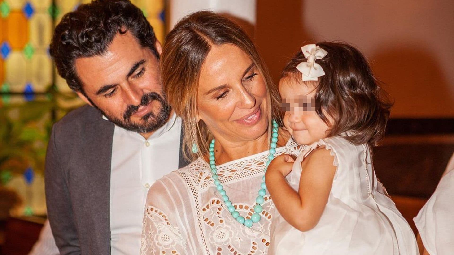 Carola Baleztena y Emiliano Suárez bautizan a su hija Juana y José Mercé ejerce de padrino