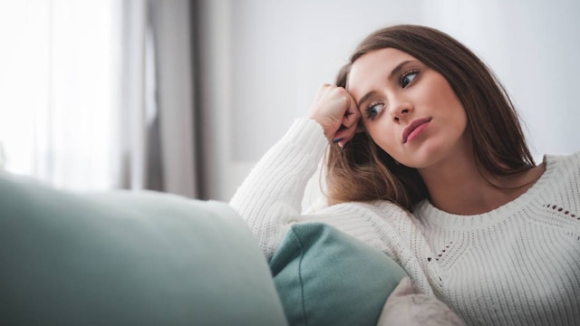 mujer sofa