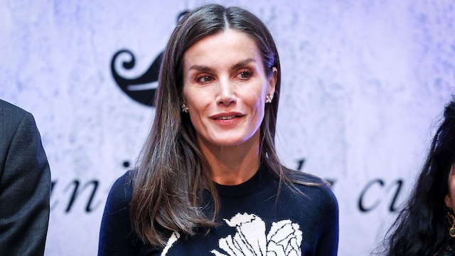 Primer plano de la Reina Letizia en una exposición de arte en Madrid 