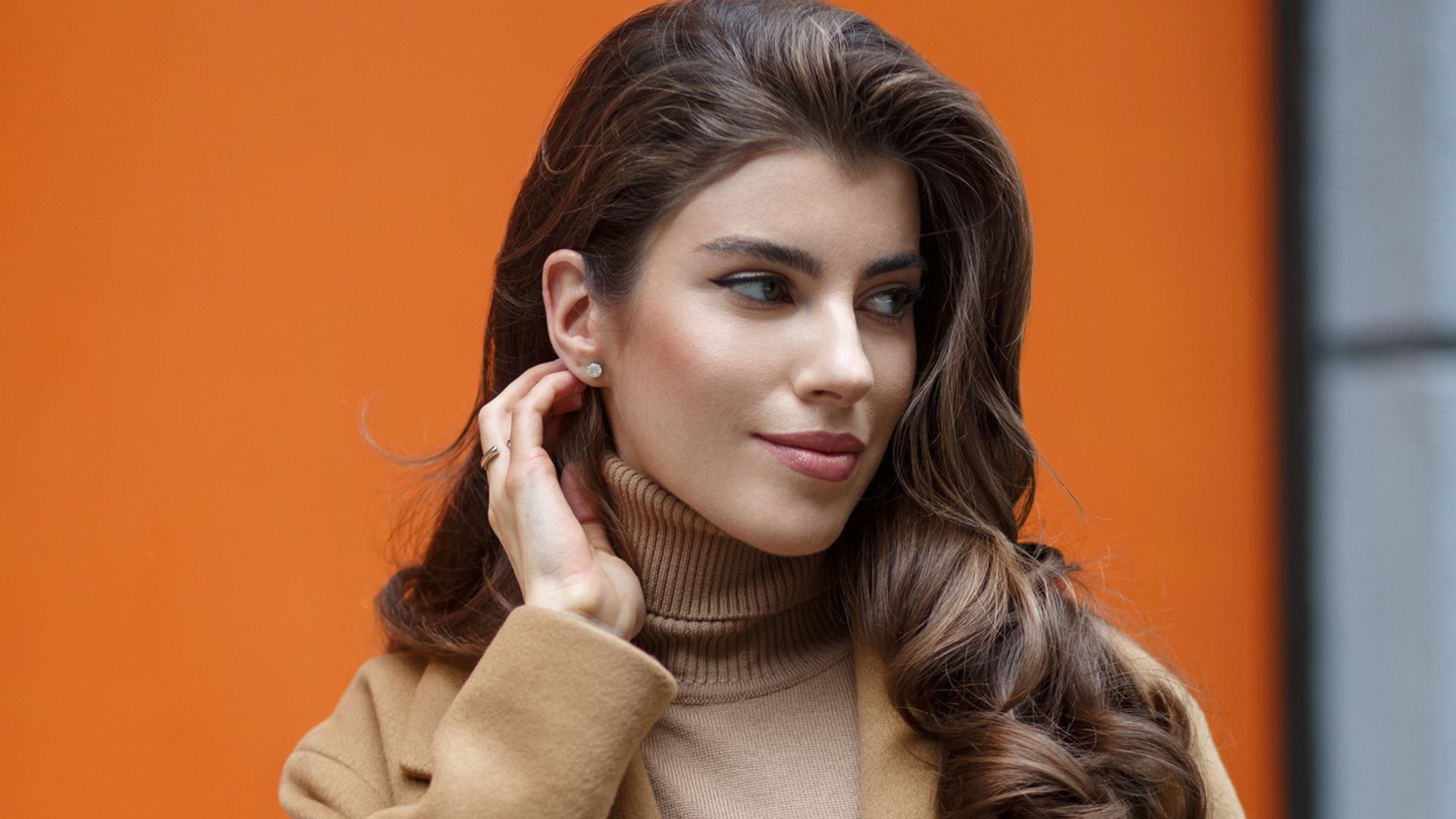 Descubre el mejor champú para canas que, además, fortalece el pelo y previene la caída otoñal