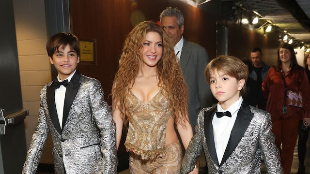 Shakira con sus hijos Milan y Sasha en los Grammy