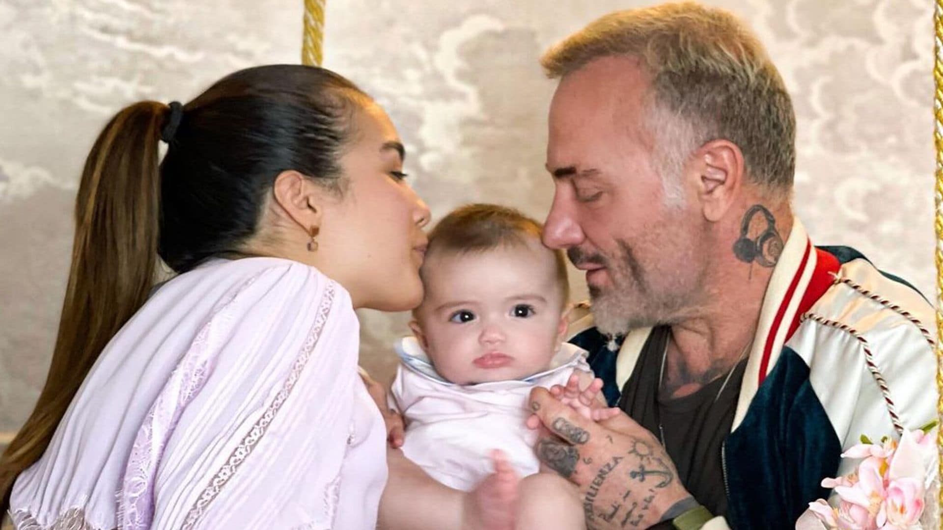 Gianluca Vacchi y Sharon Fonseca calman a su bebé con un baile, antes de abordar su primer avión