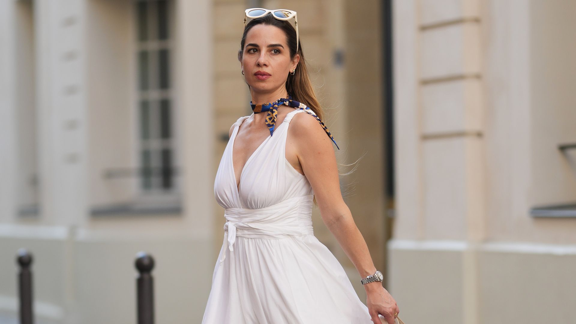 Mujer con vestido blanco