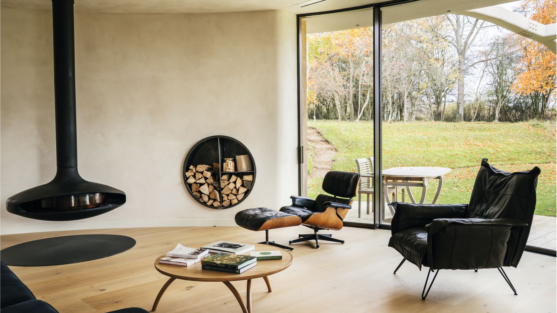 EL RECONOCIDO ARQUITECTO BRITÁNICO ALEX MICHAELIS Y SU MUJER, SUSANNA PARRY NOS ABREN LAS PUERTAS DE SU FABULOSA “CASA DE LA HOJA” EN LOS COtsWOLDS (INGLATERRA)