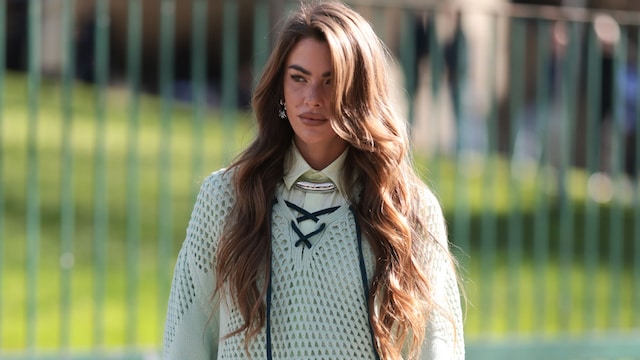 Clara Berry con conjunto de punto de Off White y pelo largo ondulado 