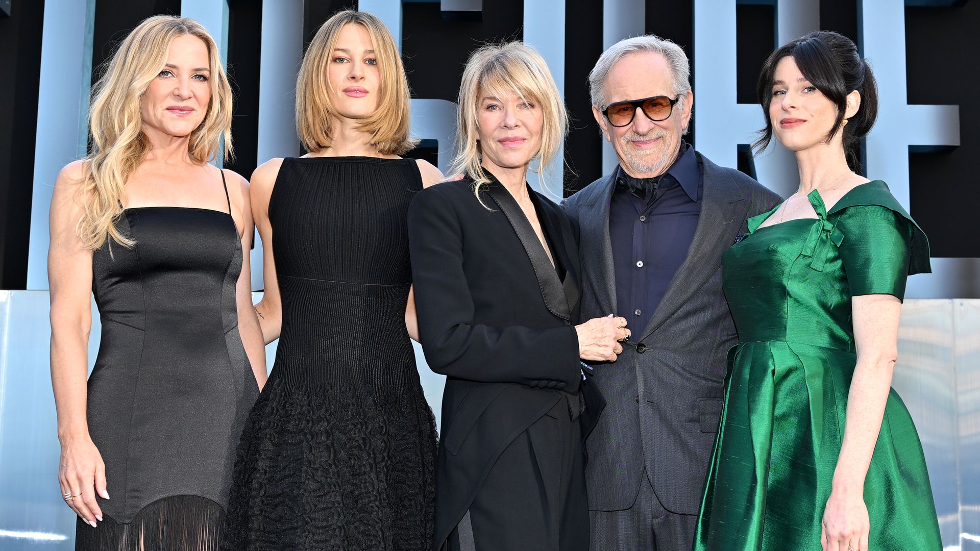 No quería tener hijos y acabó teniendo siete: así es la supernumerosa familia de Steven Spielberg, el director que conquistó Hollywood