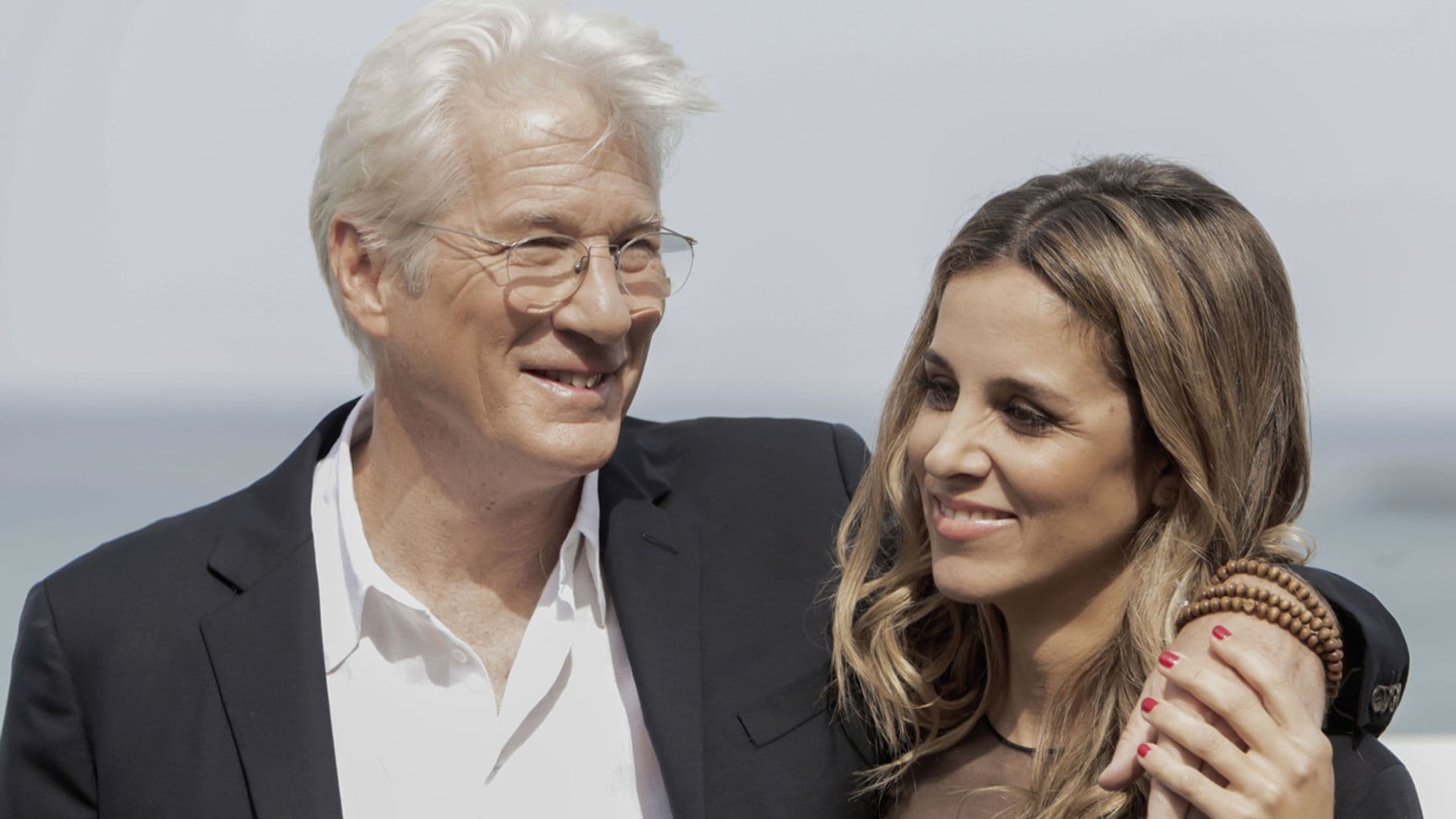 Paseos por la playa y planes gastronómicos en familia: las vacaciones gallegas de Richard y Alejandra Gere