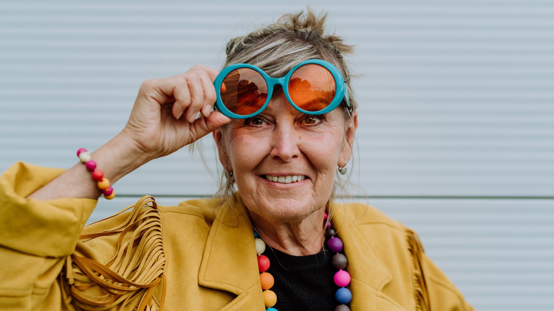 Retrato de una señora mayor feliz con un estilo increíblemente moderno