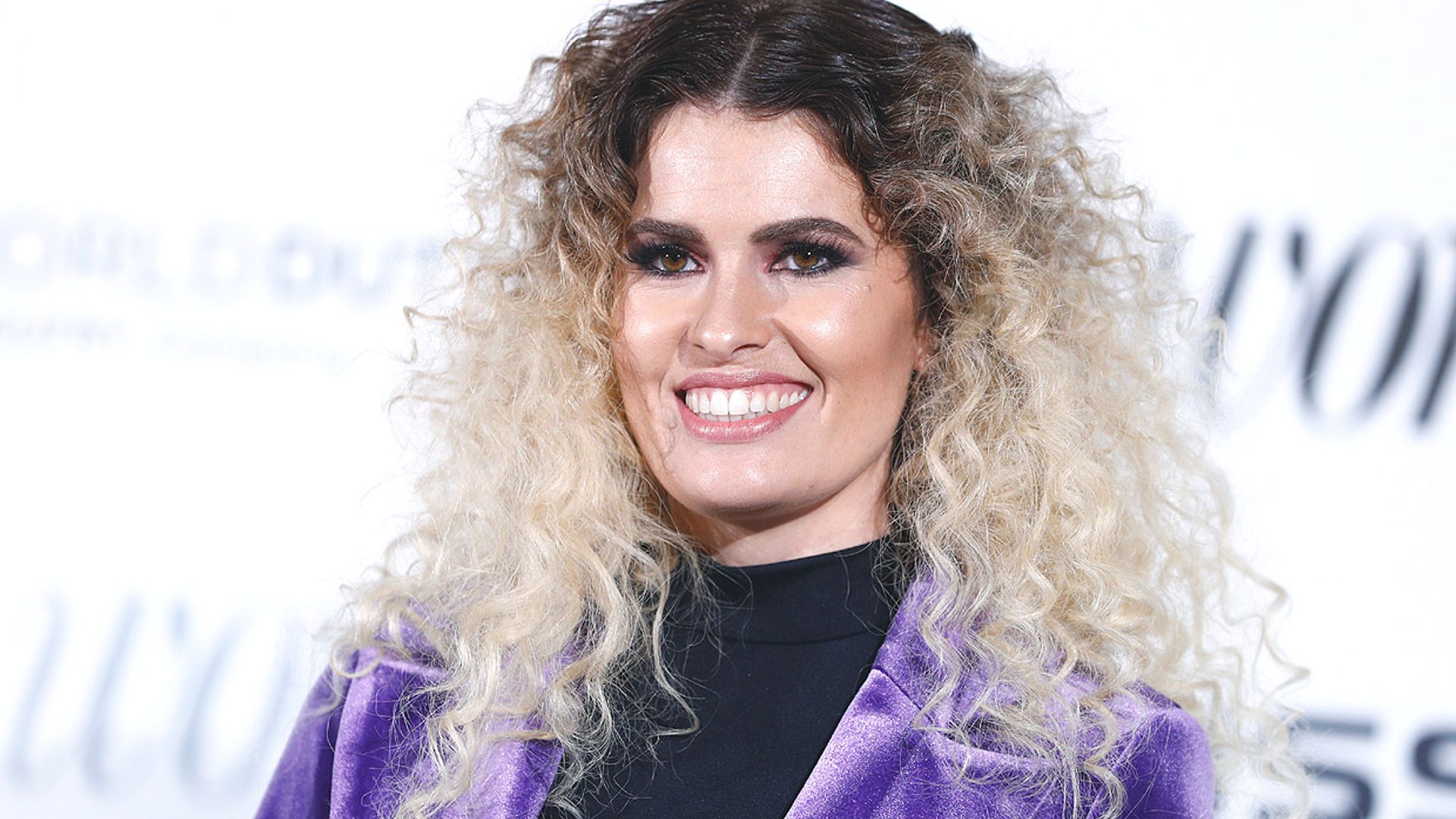 ¡Éxito total! Adriana Abenia nos cuenta los secretos de su melena rizada