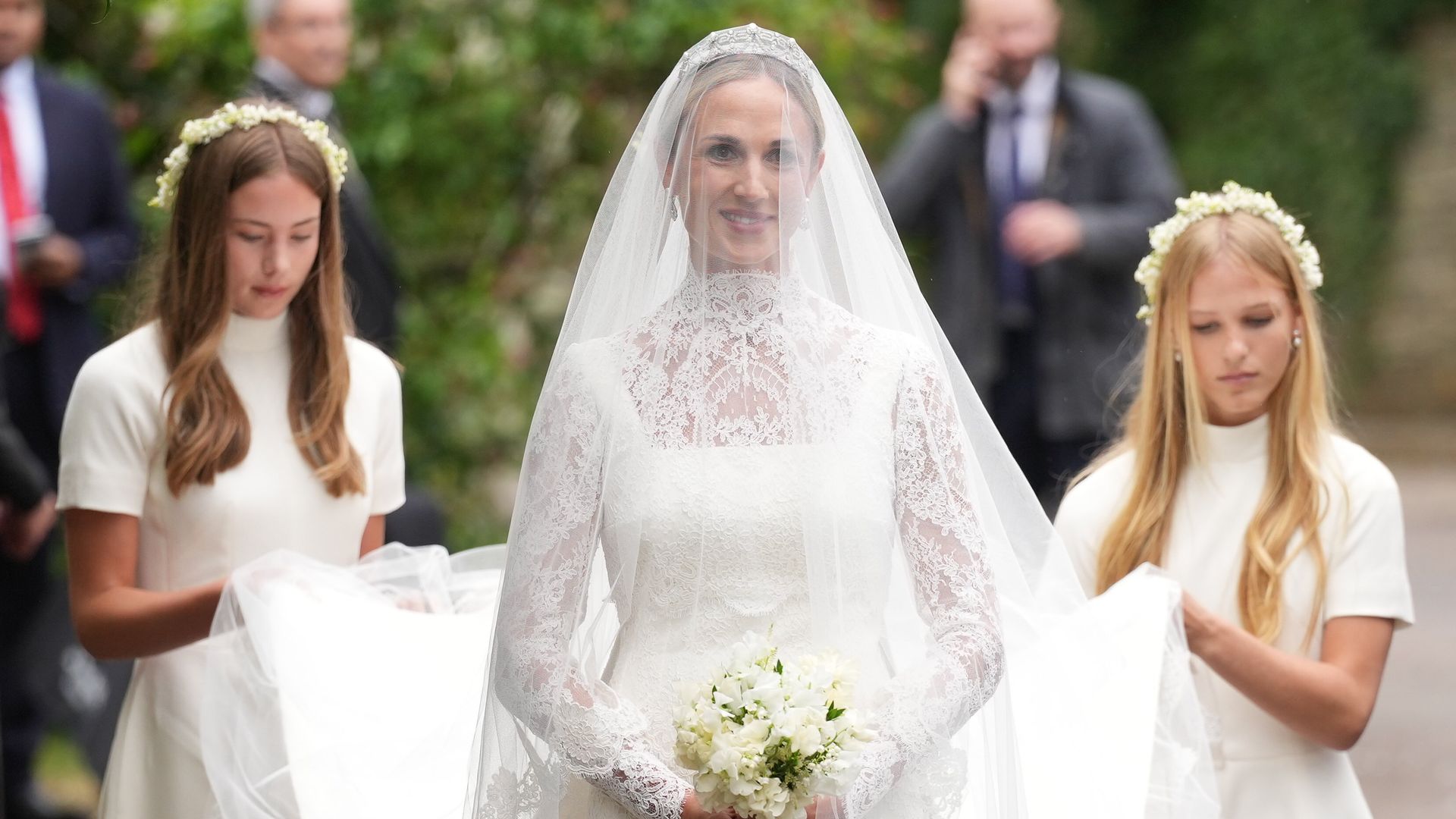 Harriet Sperling sorprende con tiara: romántico vestido de encaje de principios de siglo XX, velo con puntilla y la flor del amor