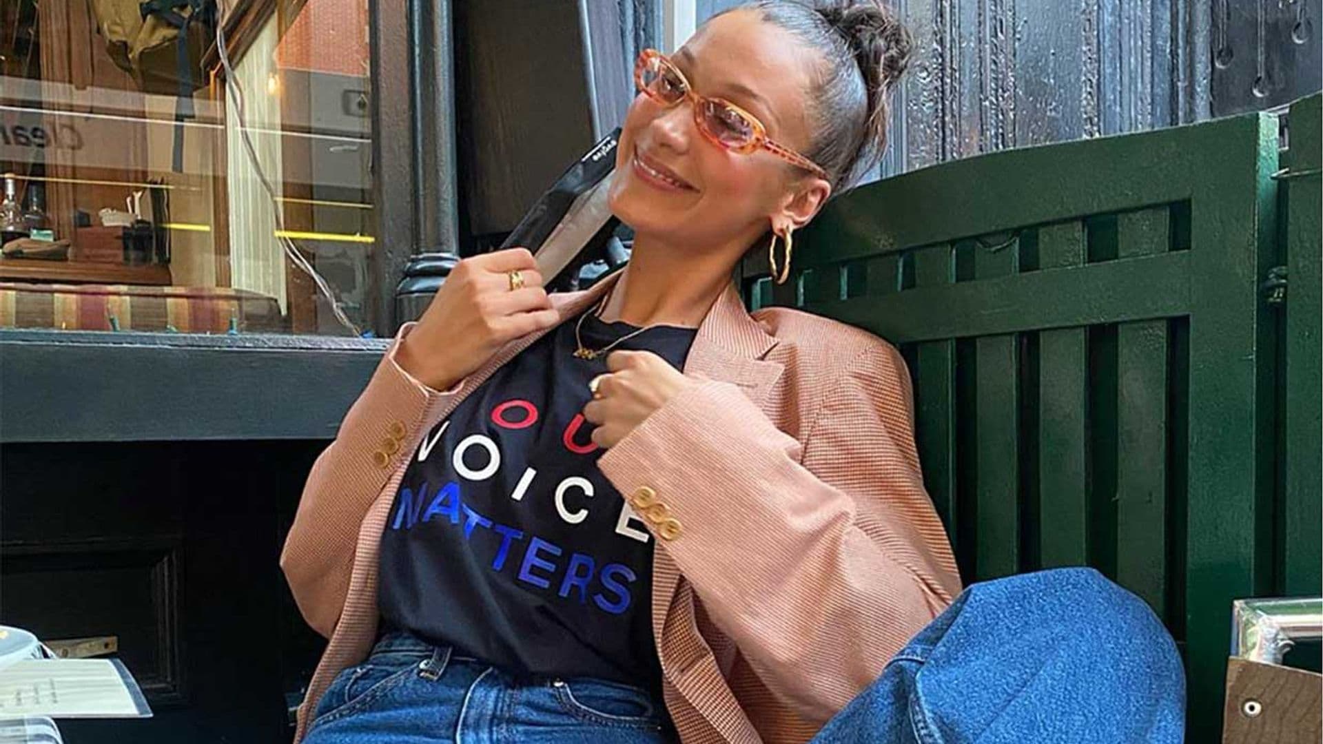 Historia de un flechazo: Los mocasines negros por los que Bella Hadid ha olvidado las zapatillas