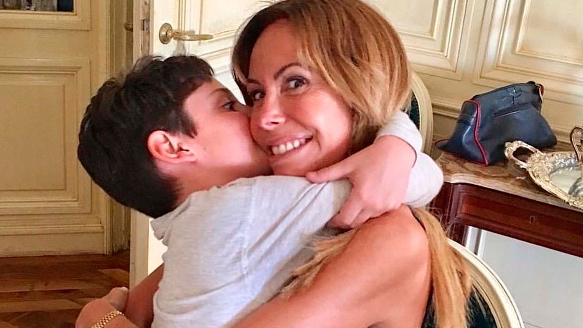 Lara Dibildos y Álvaro Muñoz Escassi felicitan a su hijo lejos de casa por primera vez