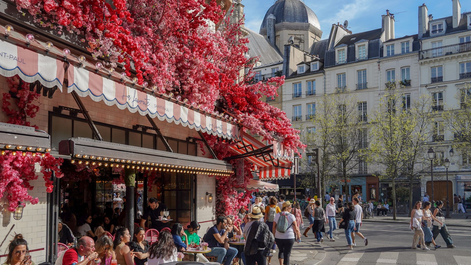 Ni Montmartre ni Saint-Germain: así es el barrio más vibrante de París entre calles con historia y cafés con encanto
