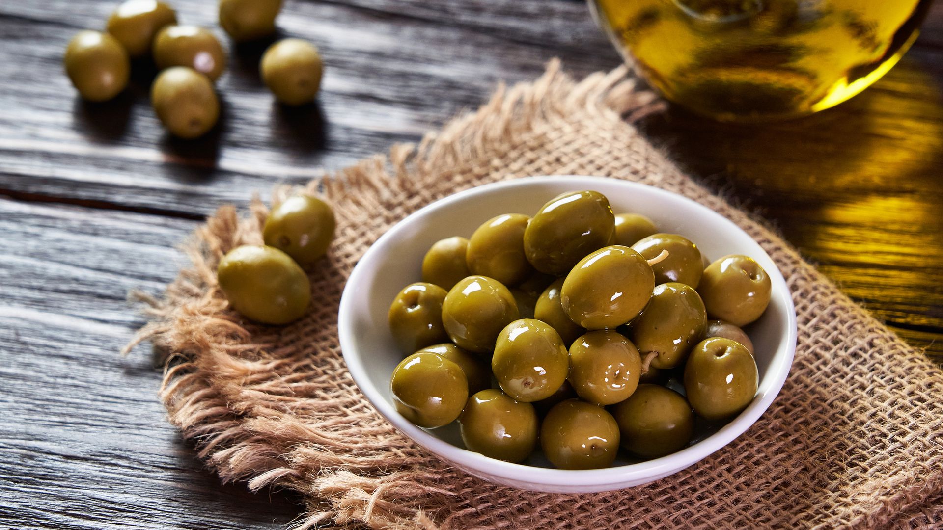 aceitunas en un plato