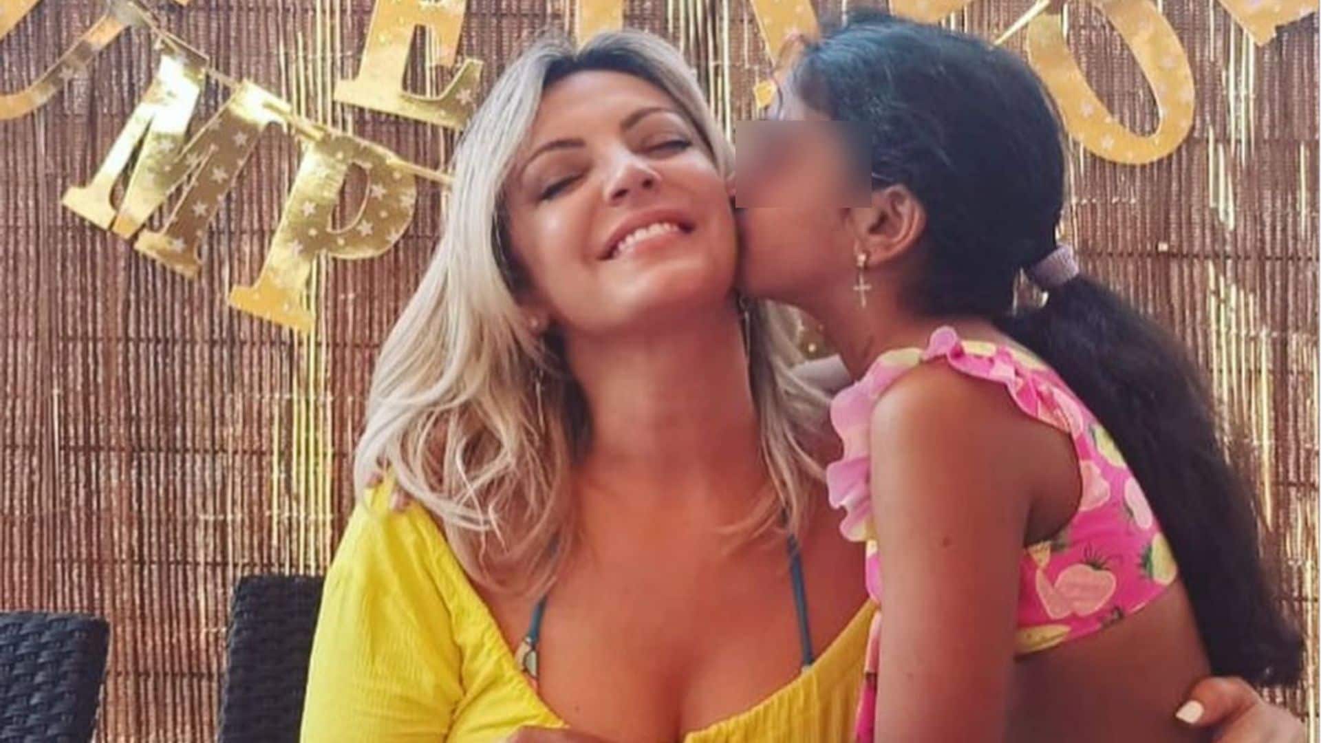 Merche celebra el cumpleaños de su 'princesa' Ambika bailando con ella en la playa