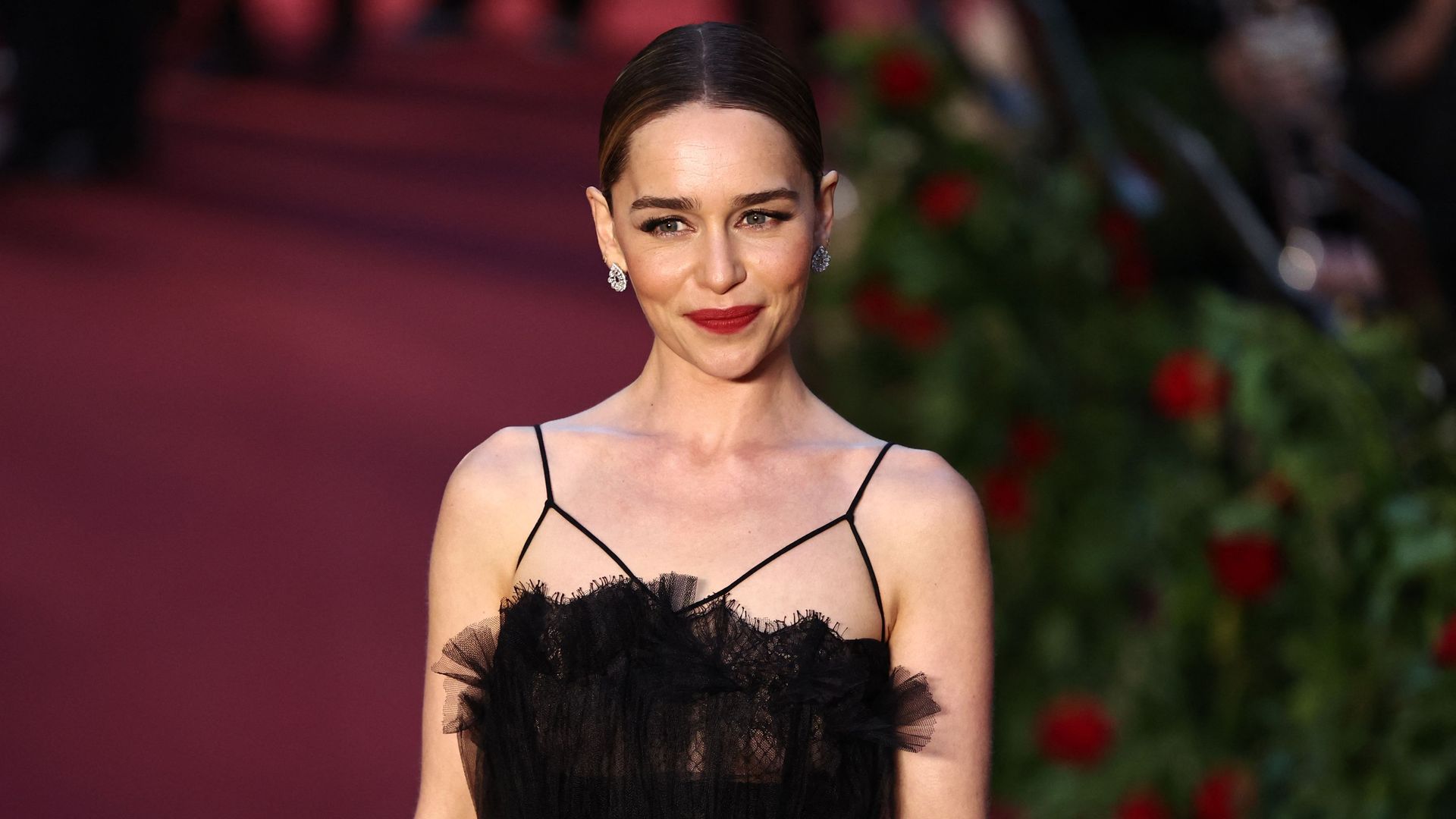 El sorprendente motivo por el que Emilia Clarke se rompe una costilla en el rodaje de 'Ponies': "Tres hombres en cuestión de horas"