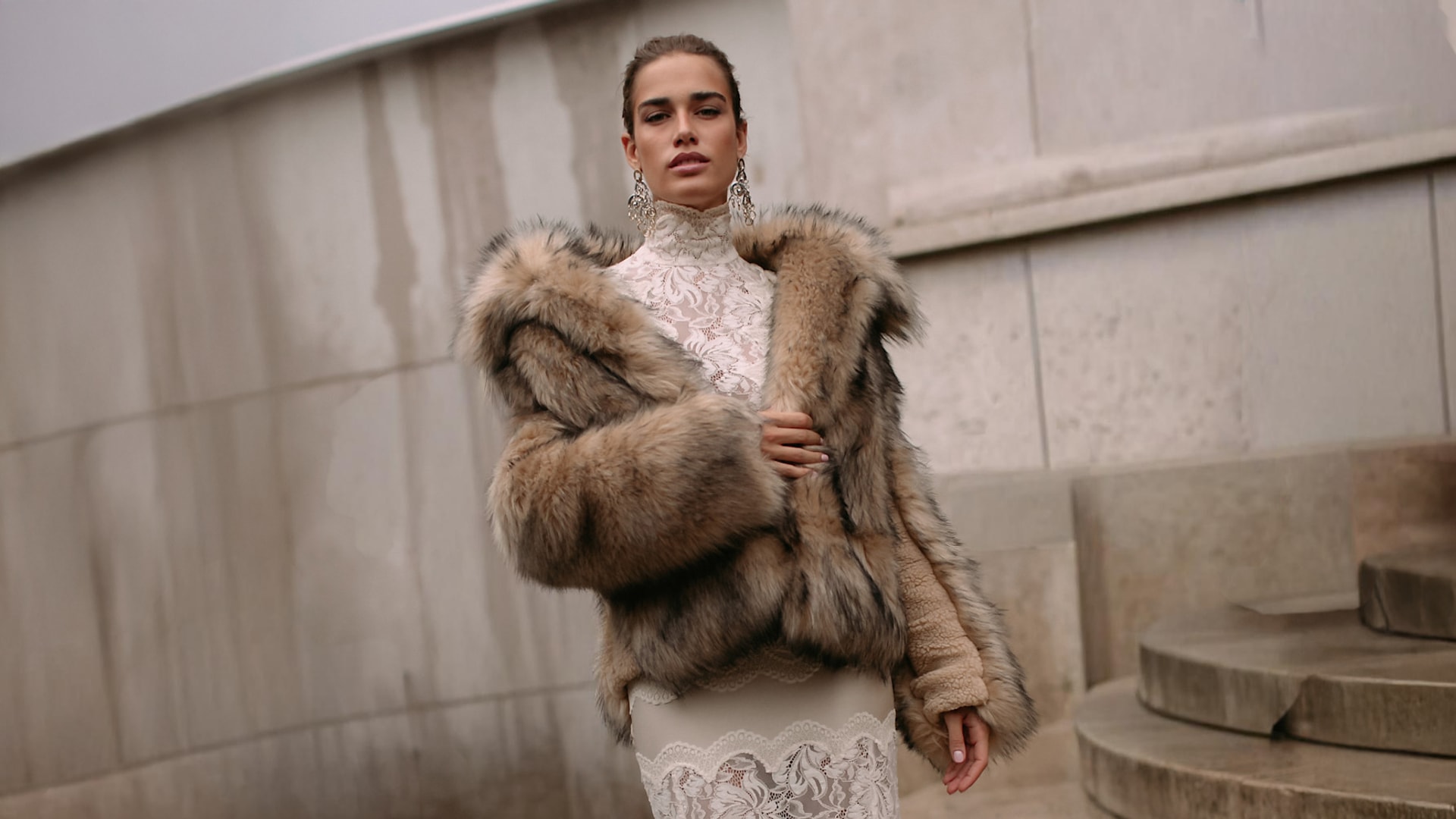 Look con abrigo de pelo - Paris Fashion Week