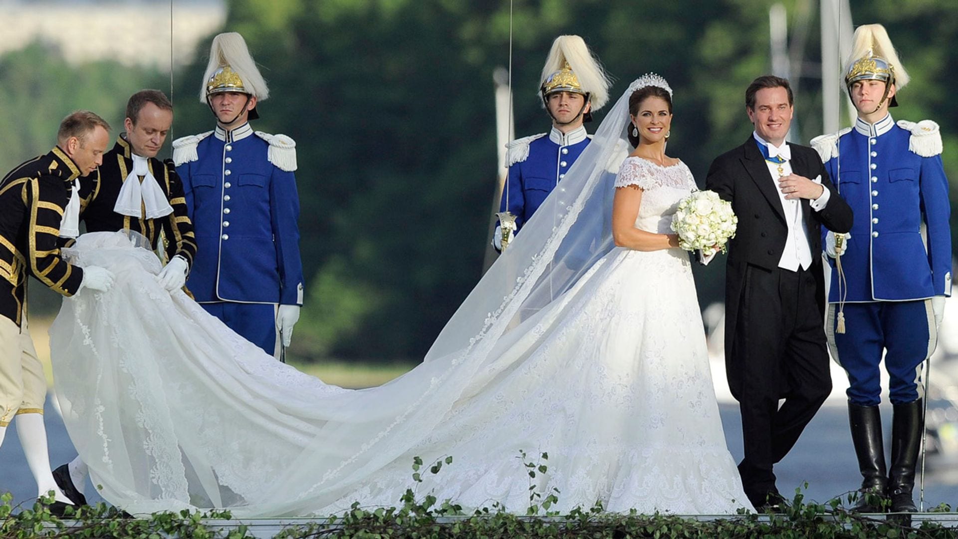 Recordamos el fabuloso vestido de novia de Magdalena de Suecia diseñado por Valentino en su 11 aniversario de boda