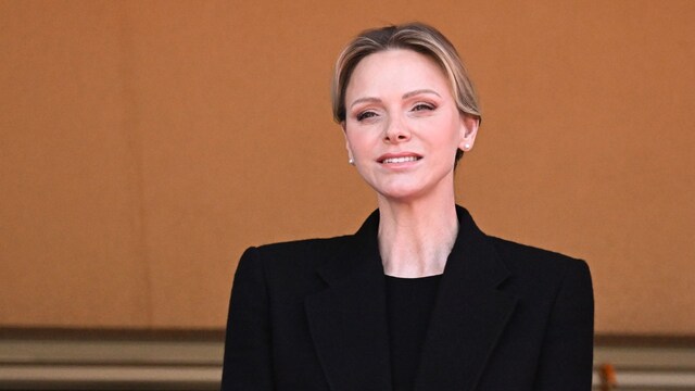 La princesa Charlene luce seria con un vestido de funeral a la altura de las rodillas y un velo de encaje.