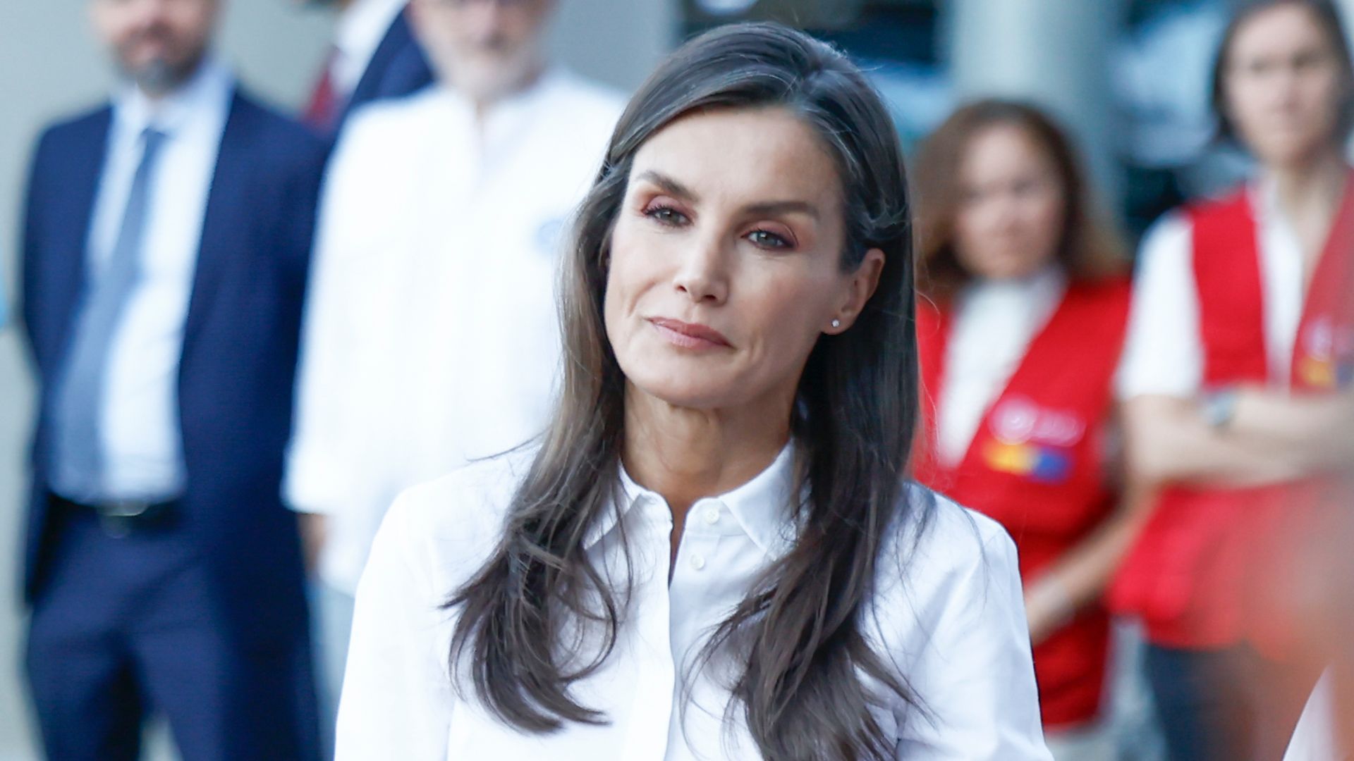 La reina Letizia despide en el aeropuerto al equipo que ayudará a Venezuela tras los terremotos: "Tendéis la mano a quienes lo están pasando mal"