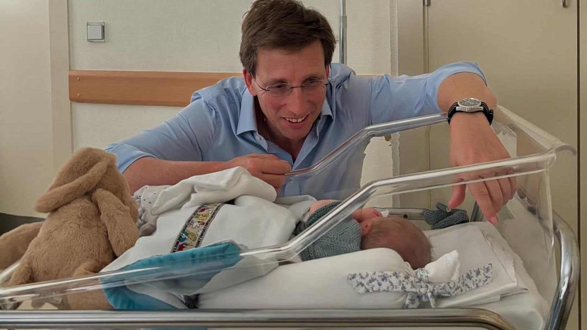 José Luis Martínez-Almeida presenta a su hijo con Teresa Urquijo con esta tierna imagen