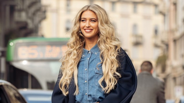 Emily Sindlev con pantalones, camisa y bolso vaquero en la Milan Fashion Week